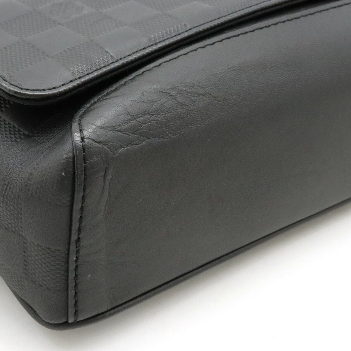 LOUIS VUITTON District Shoulder Bag