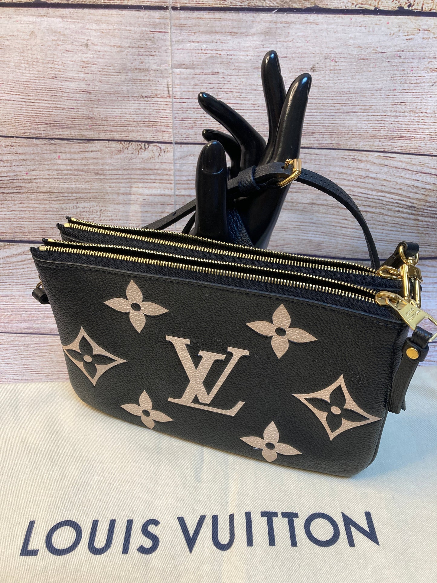 Crossbody Luxury Designer By Louis Vuitton Size: Medium