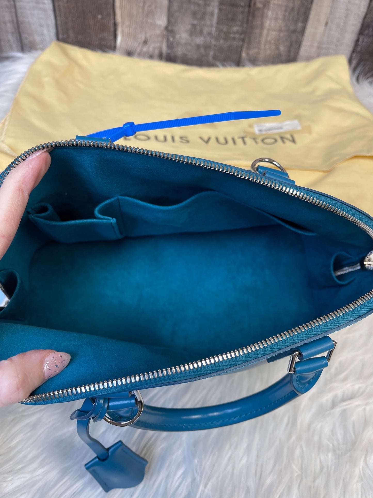 Handbag Luxury Designer By Louis Vuitton Size: Medium