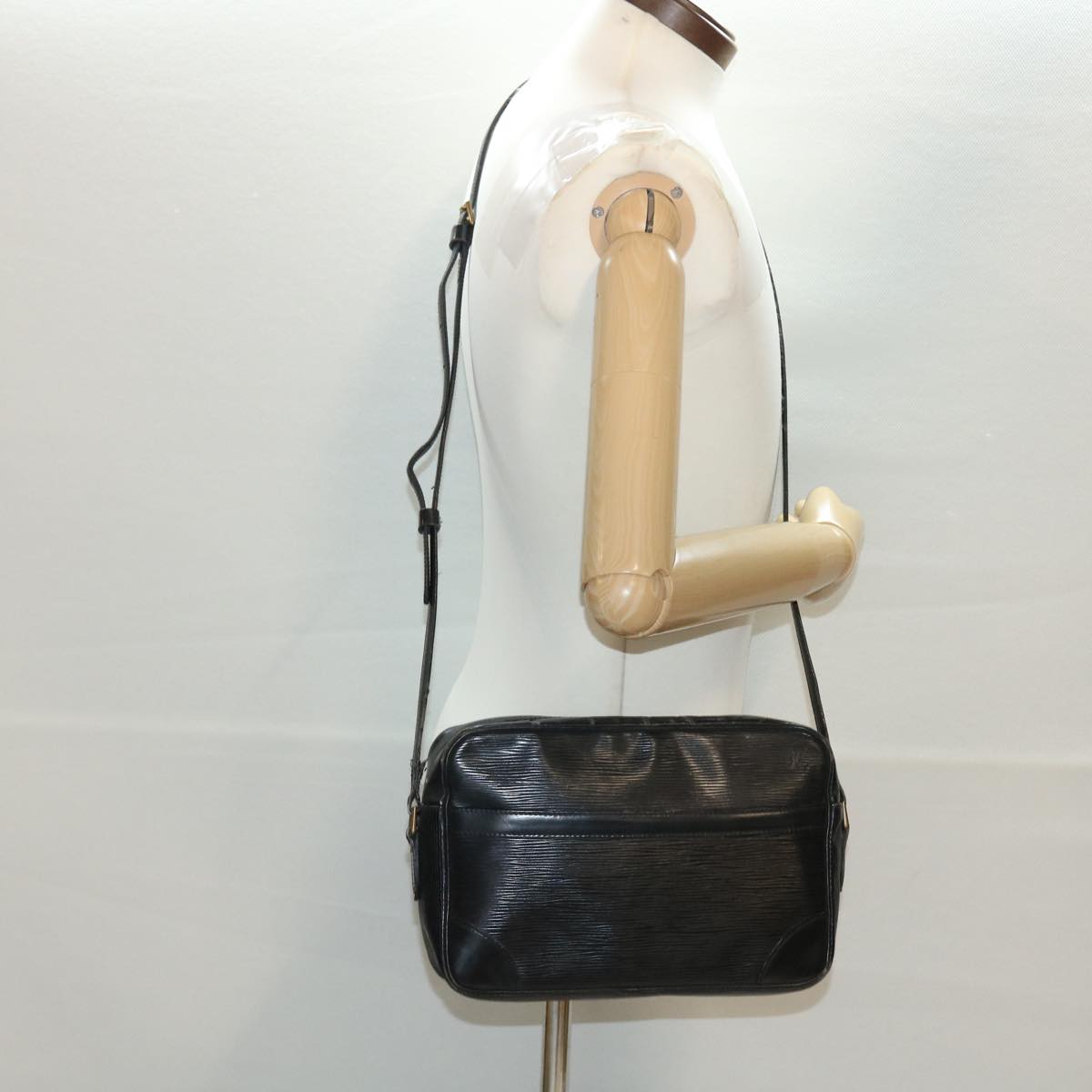 LOUIS VUITTON Epi Trocadero 27 Shoulder Bag Black M52312 LV 40017