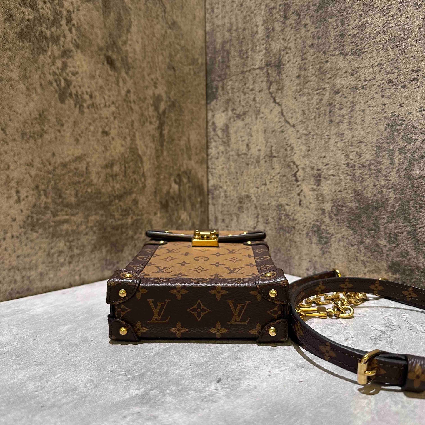 ???Louis Vuitton trunk vertical phone bag(microchip)