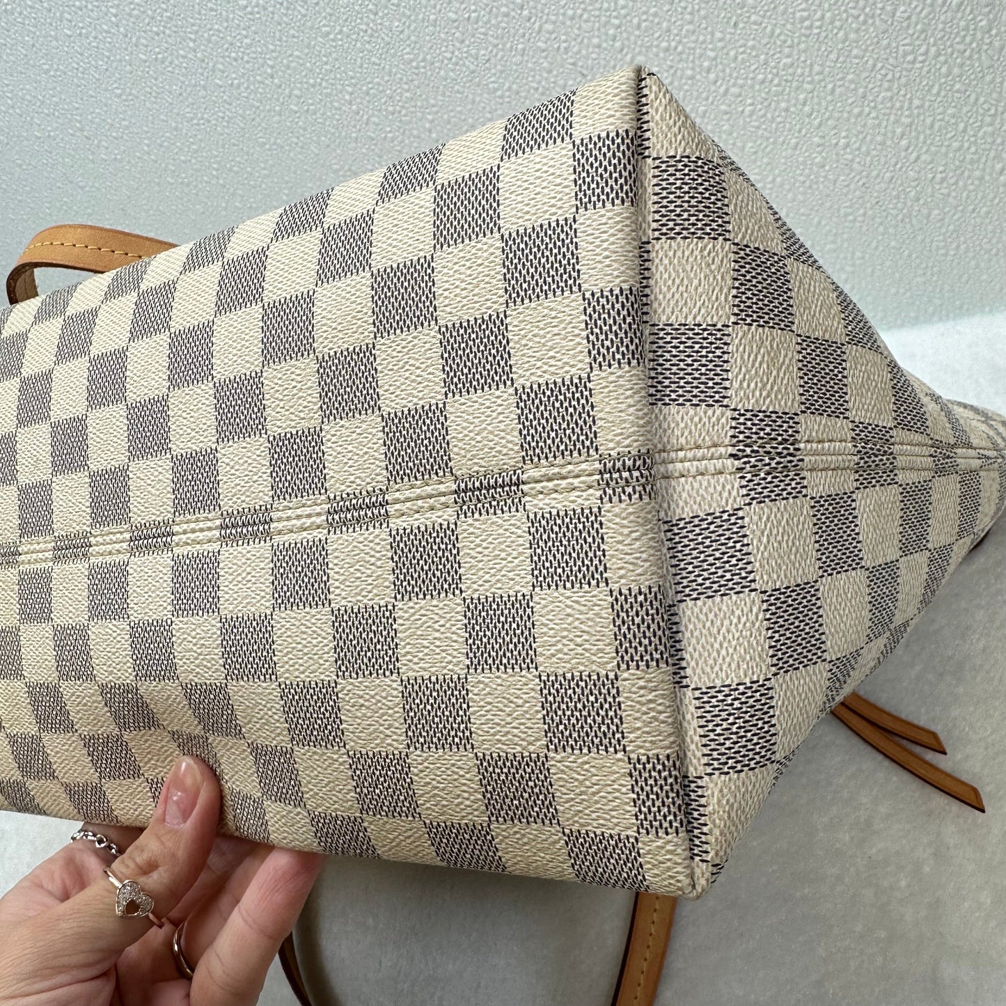 Handbag Designer By Louis Vuitton Size: Large