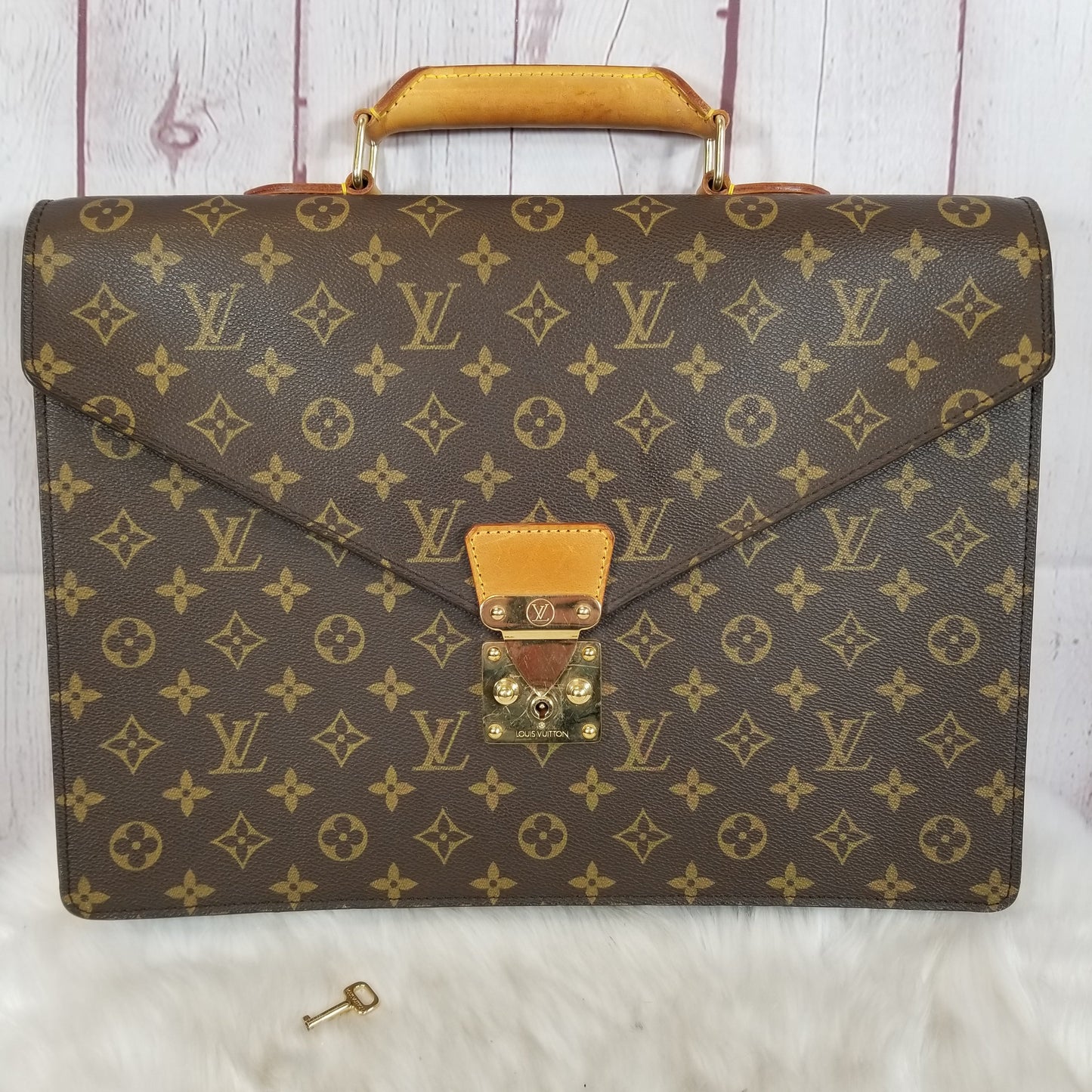 Handbag Designer By Louis Vuitton Size: Medium