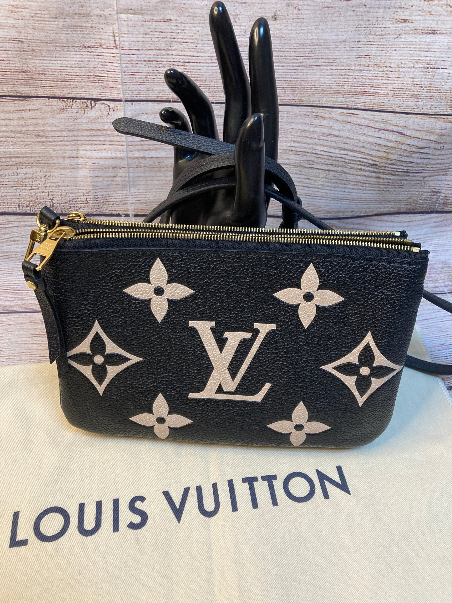 Crossbody Luxury Designer By Louis Vuitton Size: Medium