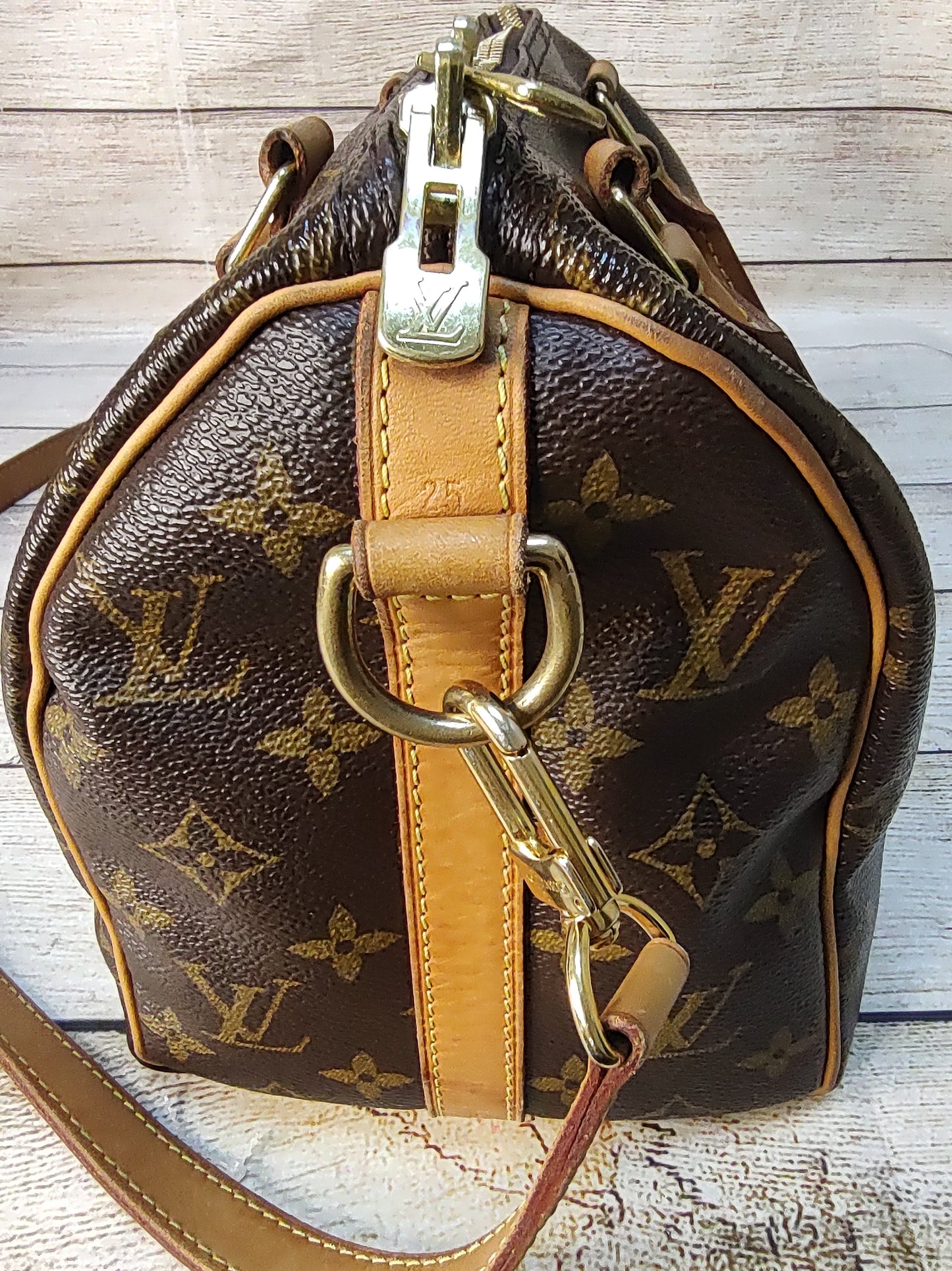 Handbag Luxury Designer By Louis Vuitton Size: Medium