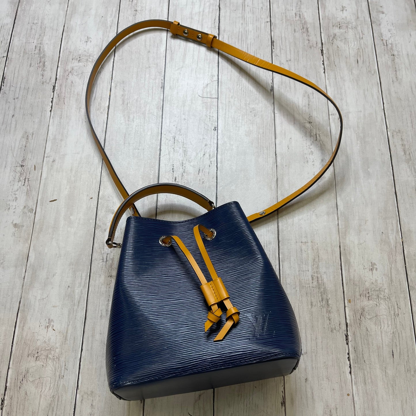 Handbag Luxury Designer By Louis Vuitton Size: Medium