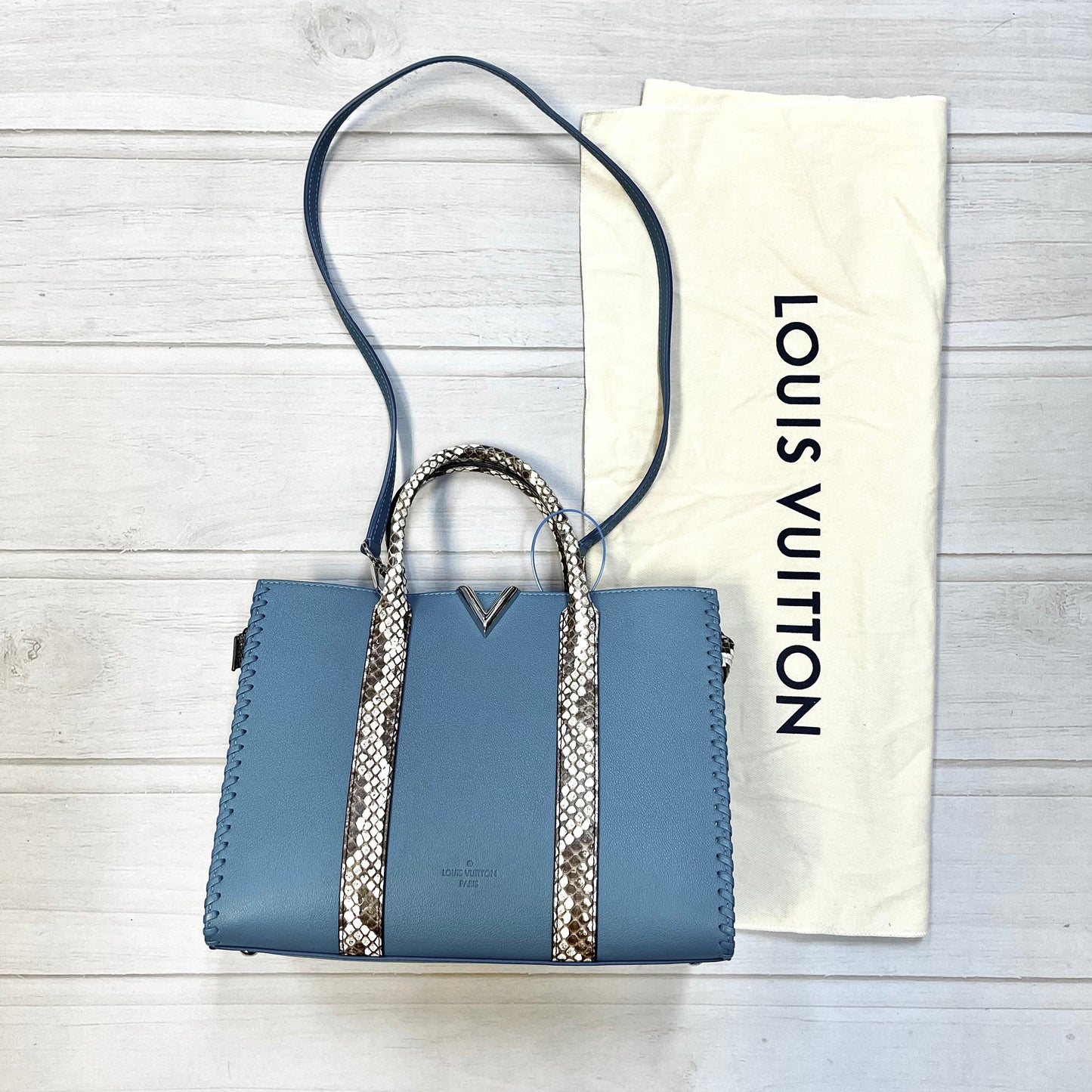 Handbag Luxury Designer By Louis Vuitton Size: Medium