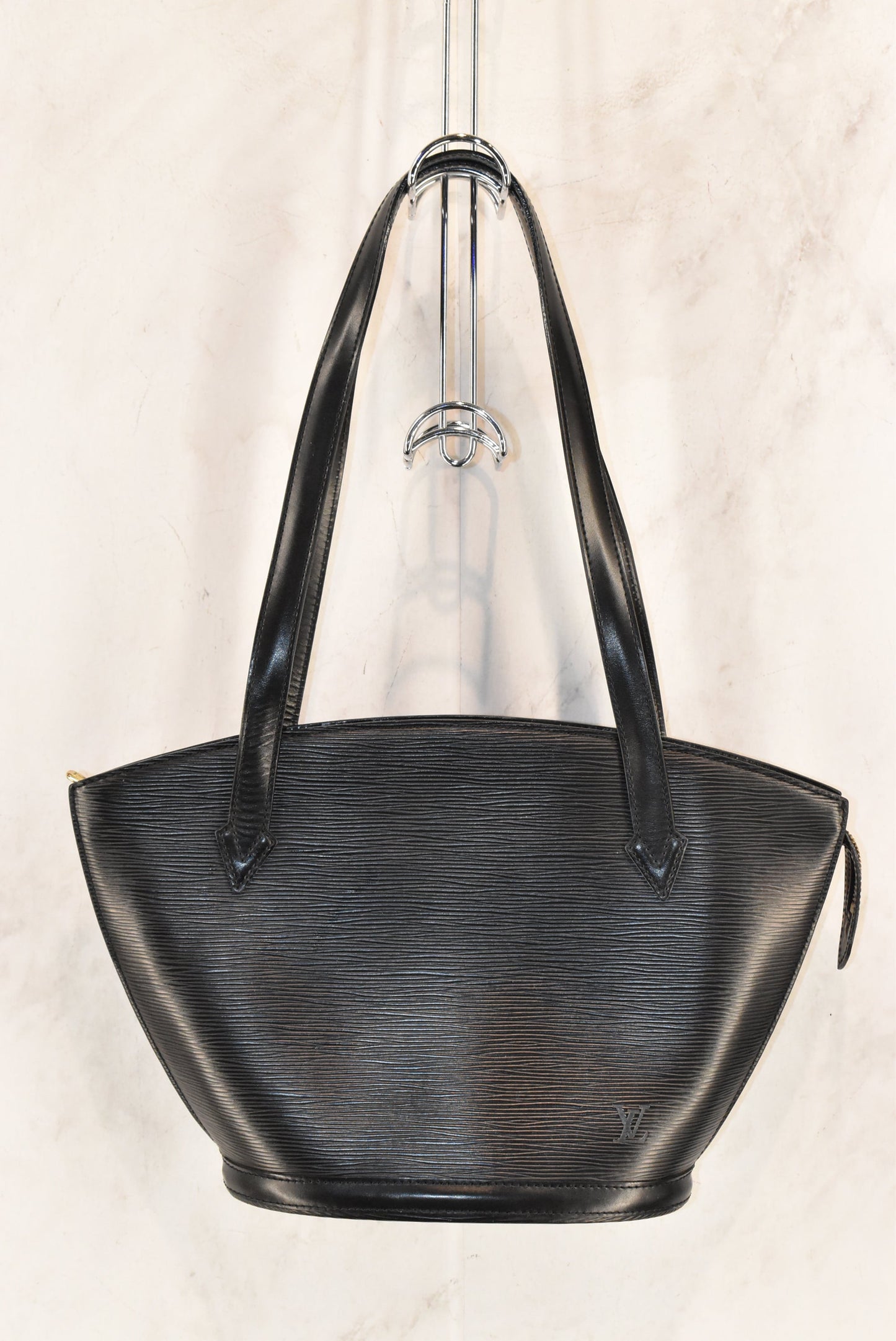 Handbag Luxury Designer By Louis Vuitton Size: Medium