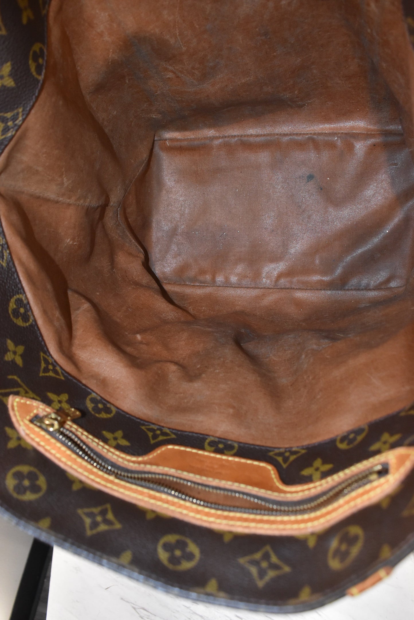 Handbag Designer By Louis Vuitton Size: Large