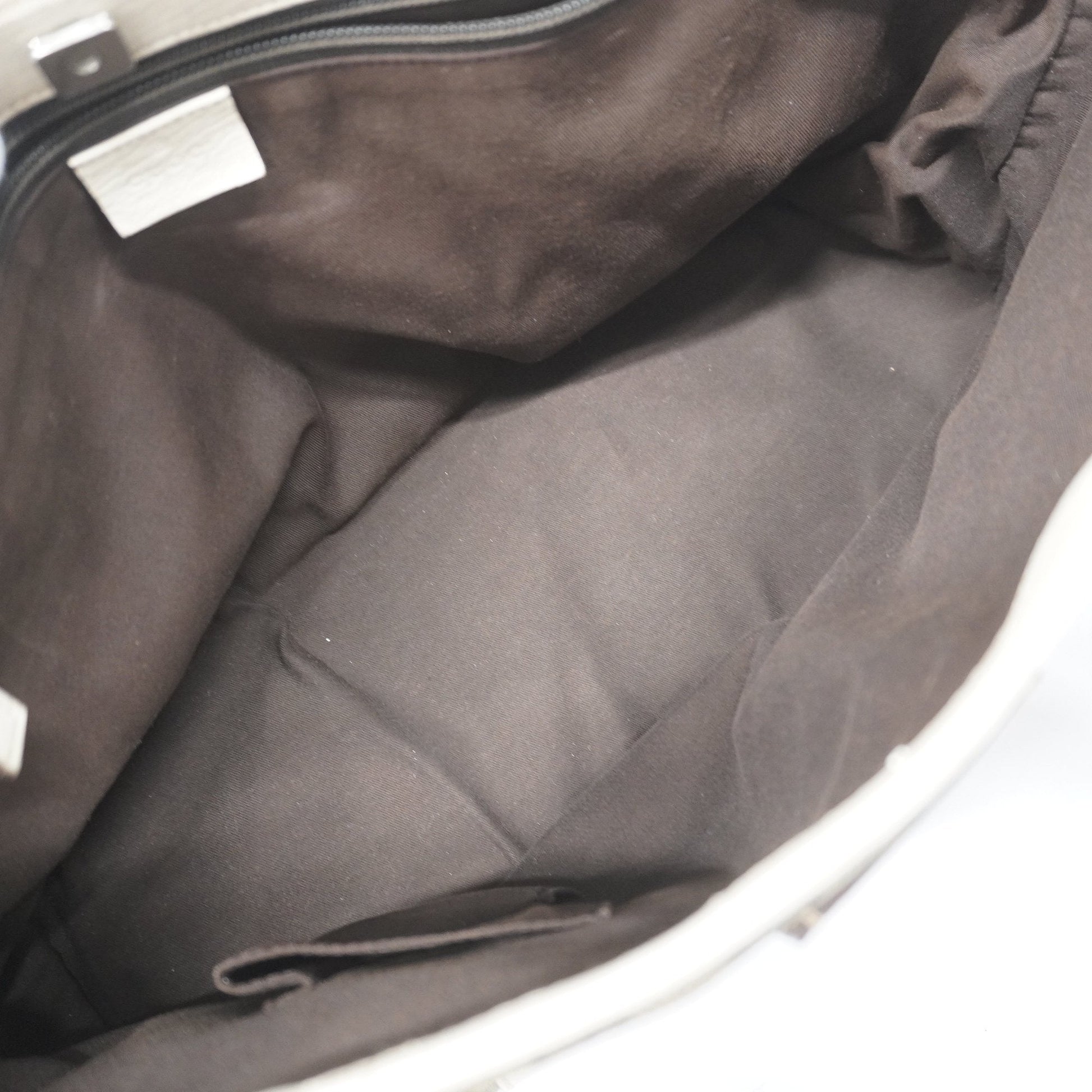 Gucci GG Supreme Tote Style 8