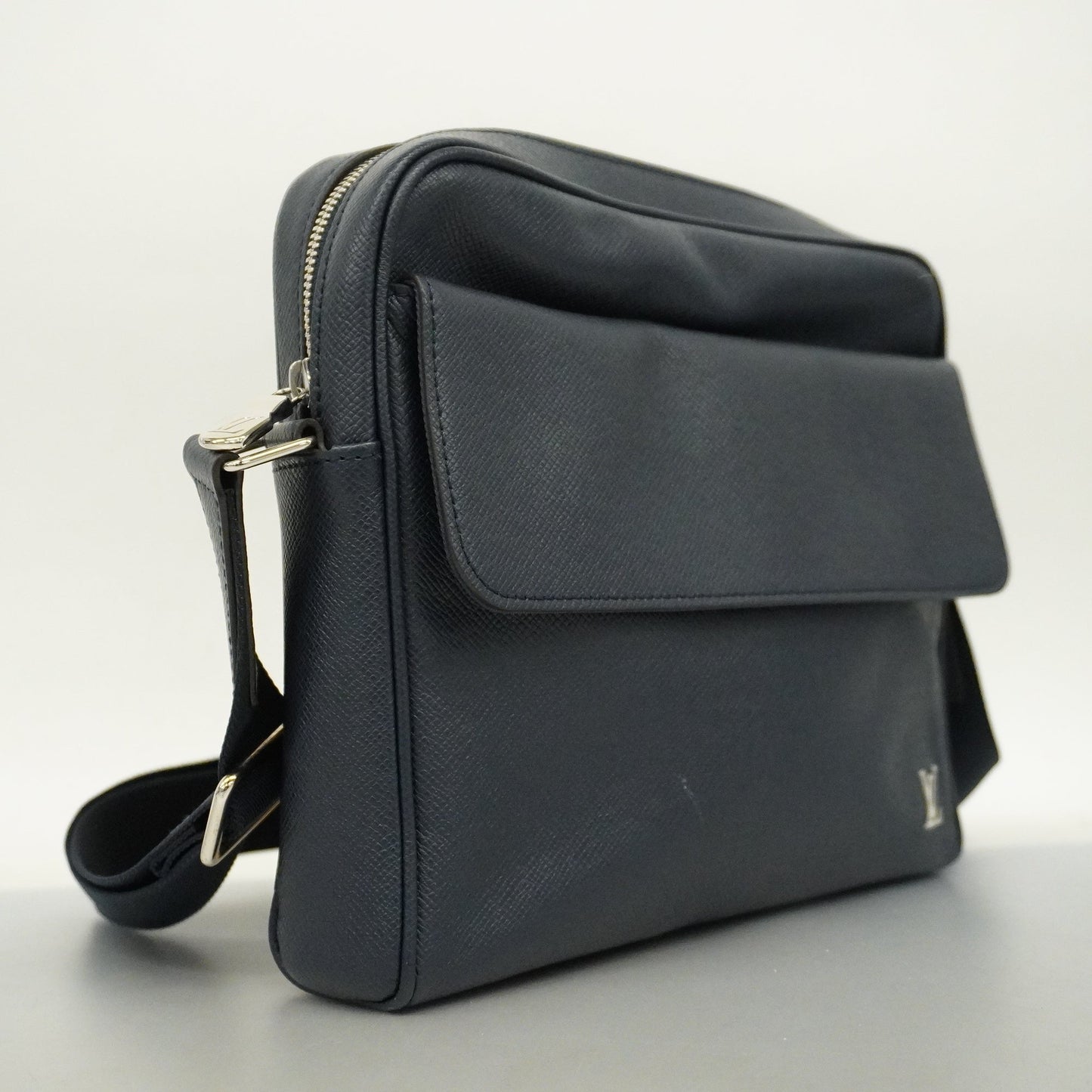 Louis VuittonAuth Taiga Alex Messenger Men's Shoulder Bag Navy Blue