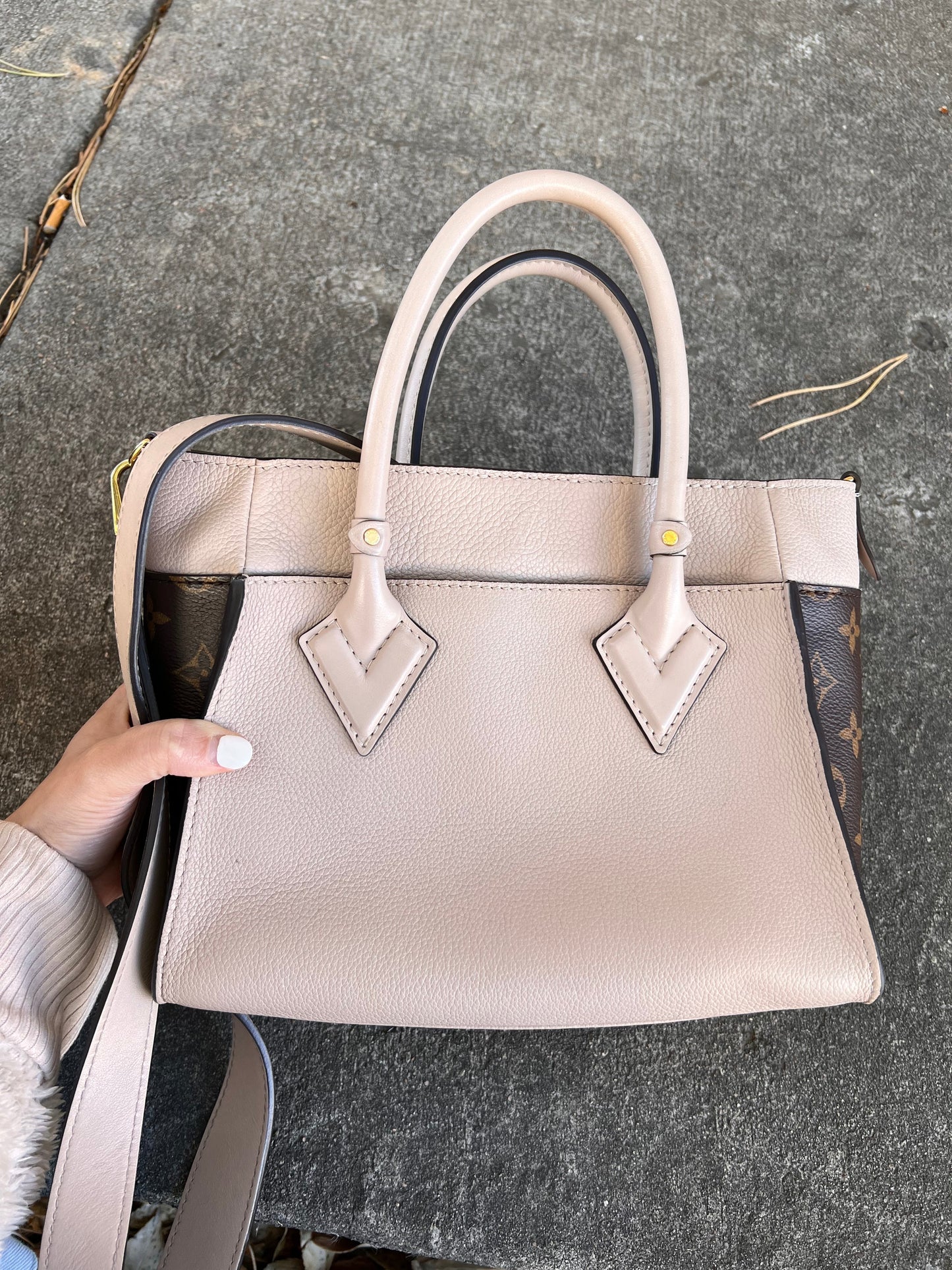 Handbag Luxury Designer By Louis Vuitton Size: Medium