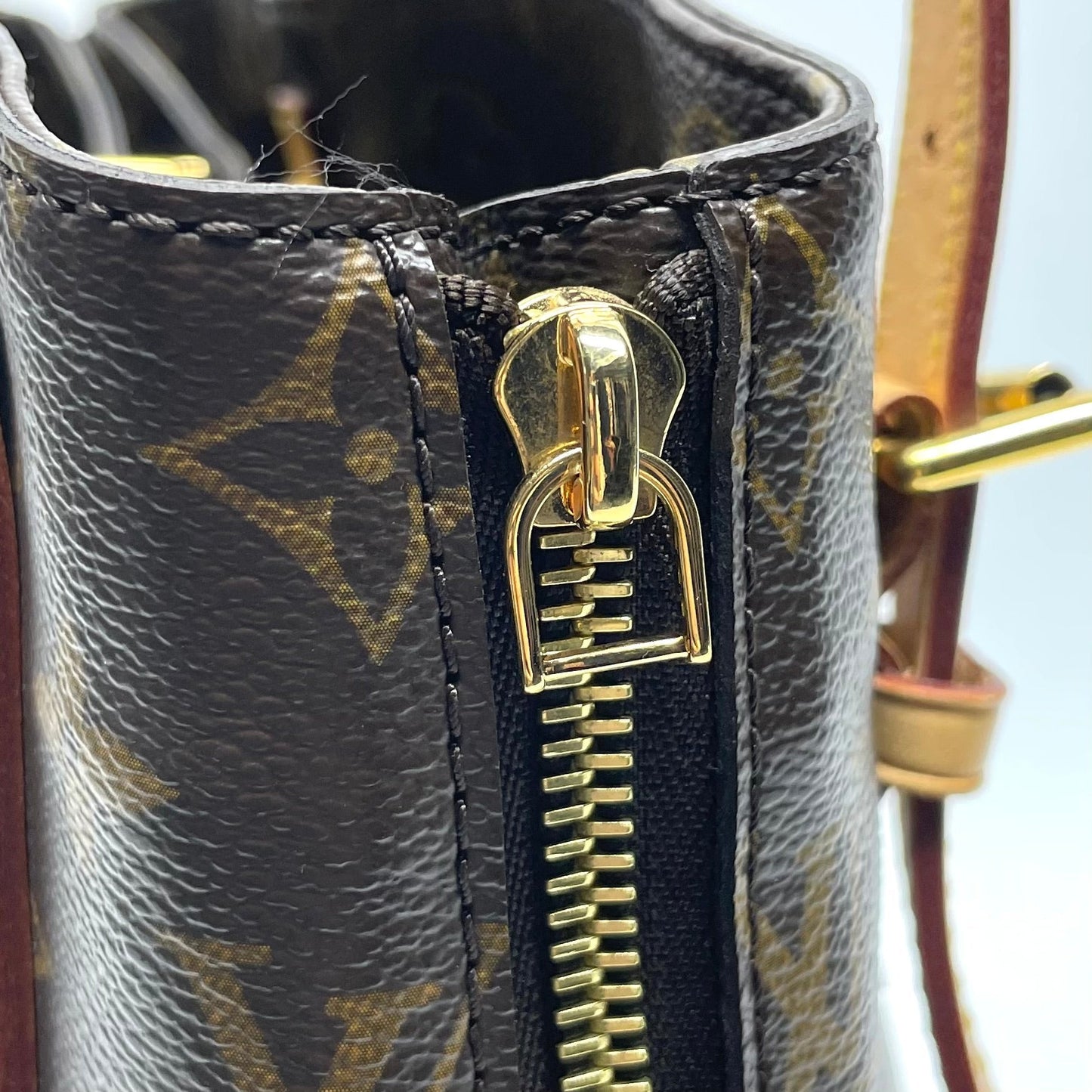 Handbag Luxury Designer By Louis Vuitton Size: Large