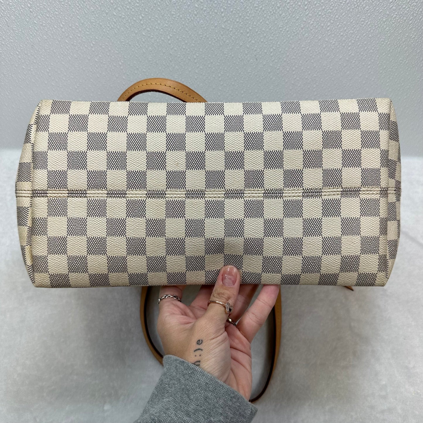 Handbag Designer By Louis Vuitton Size: Large