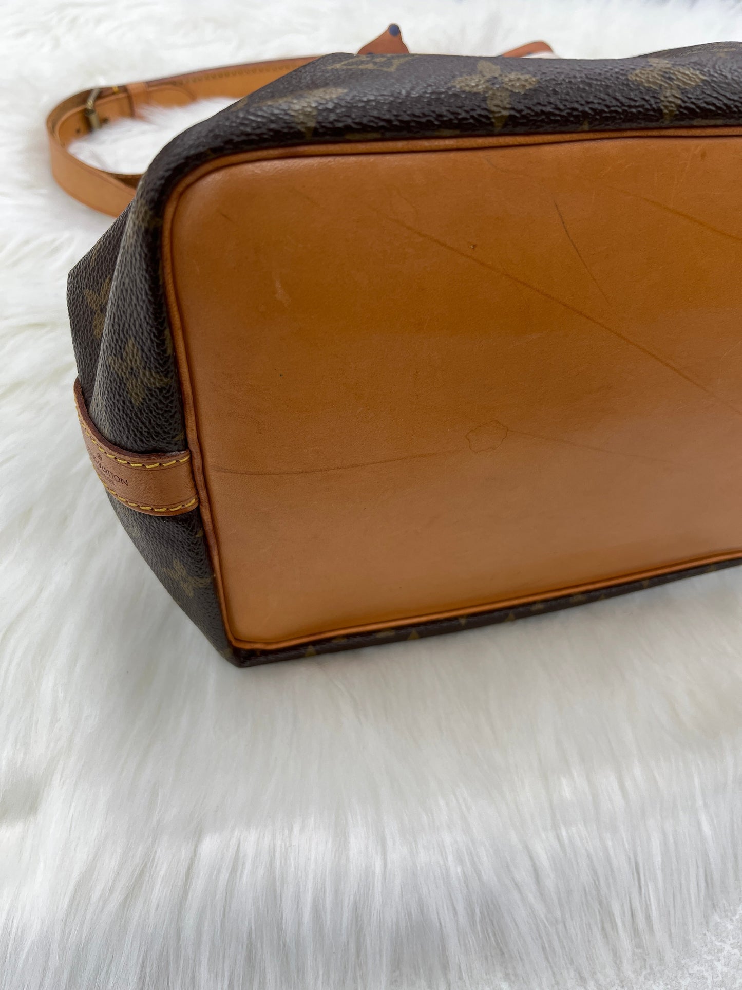 Handbag Luxury Designer By Louis Vuitton Size: Medium