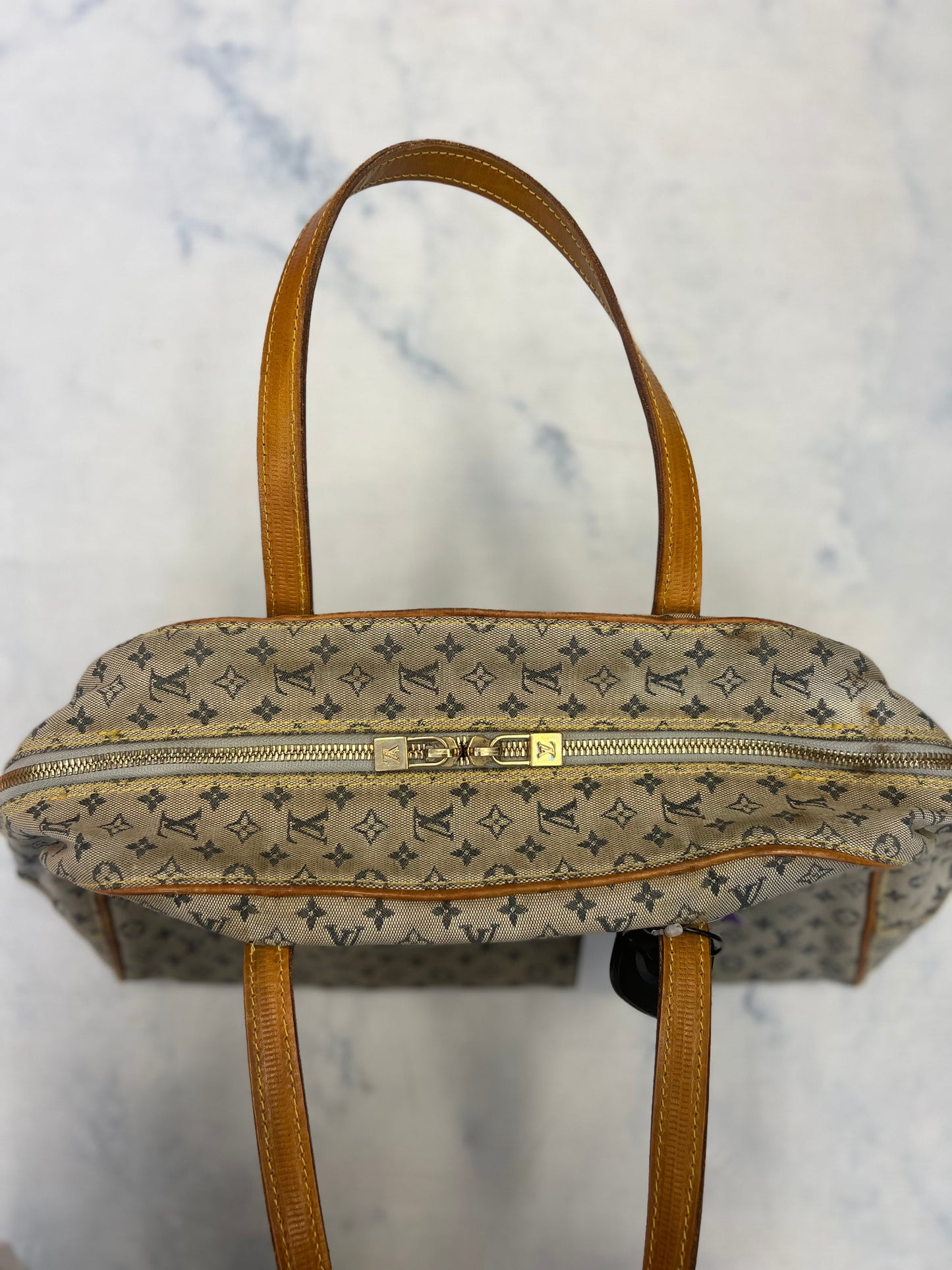 Handbag Luxury Designer By Louis Vuitton Size: Medium