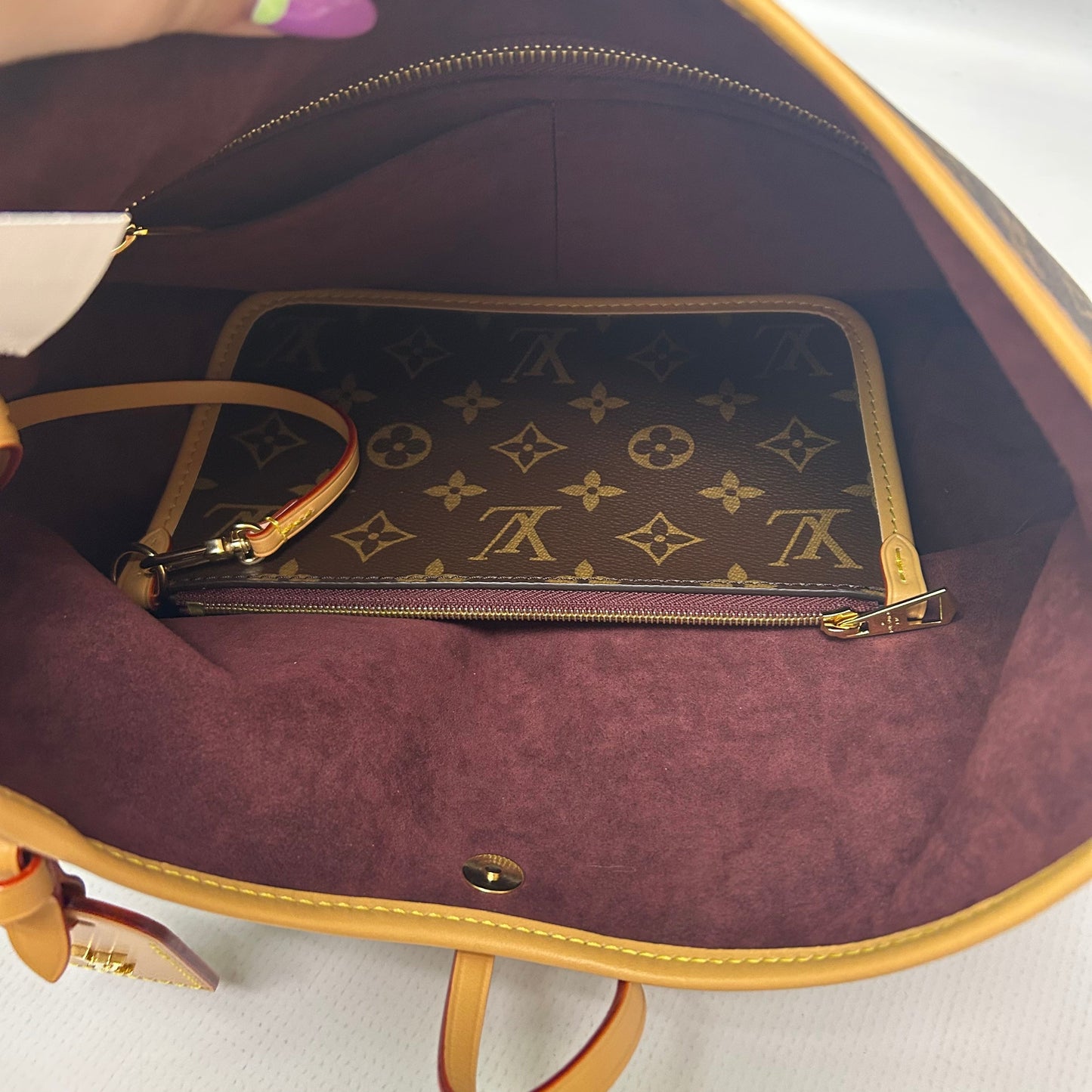 Handbag Luxury Designer By Louis Vuitton Size: Medium