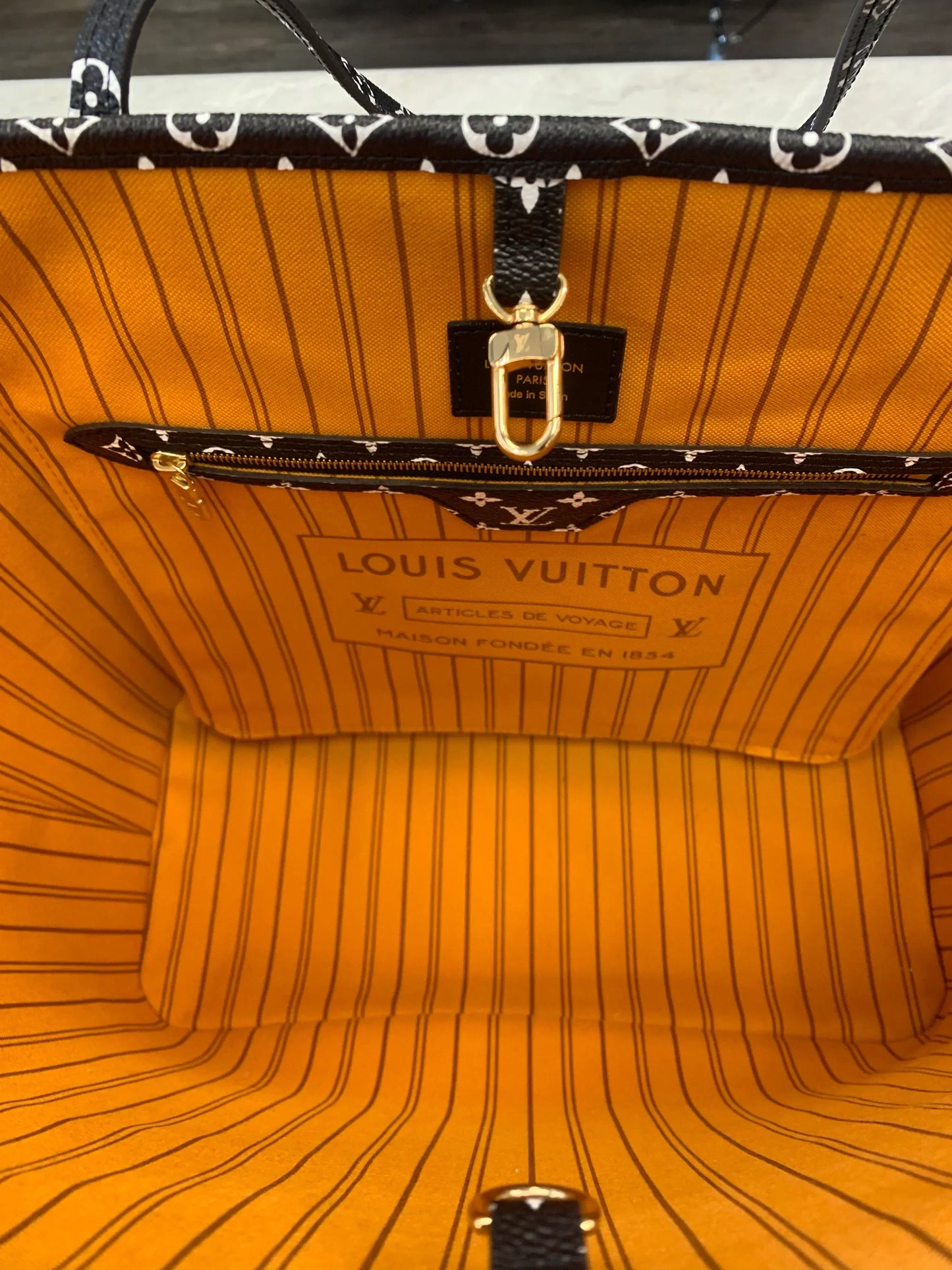 Handbag Designer By Louis Vuitton Size: Large