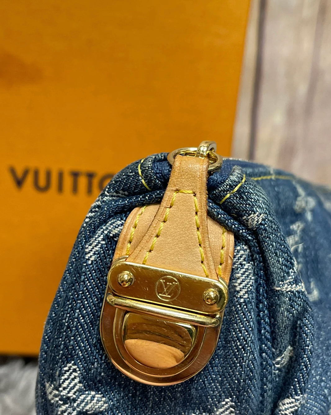 Handbag Designer By Louis Vuitton Size: Small