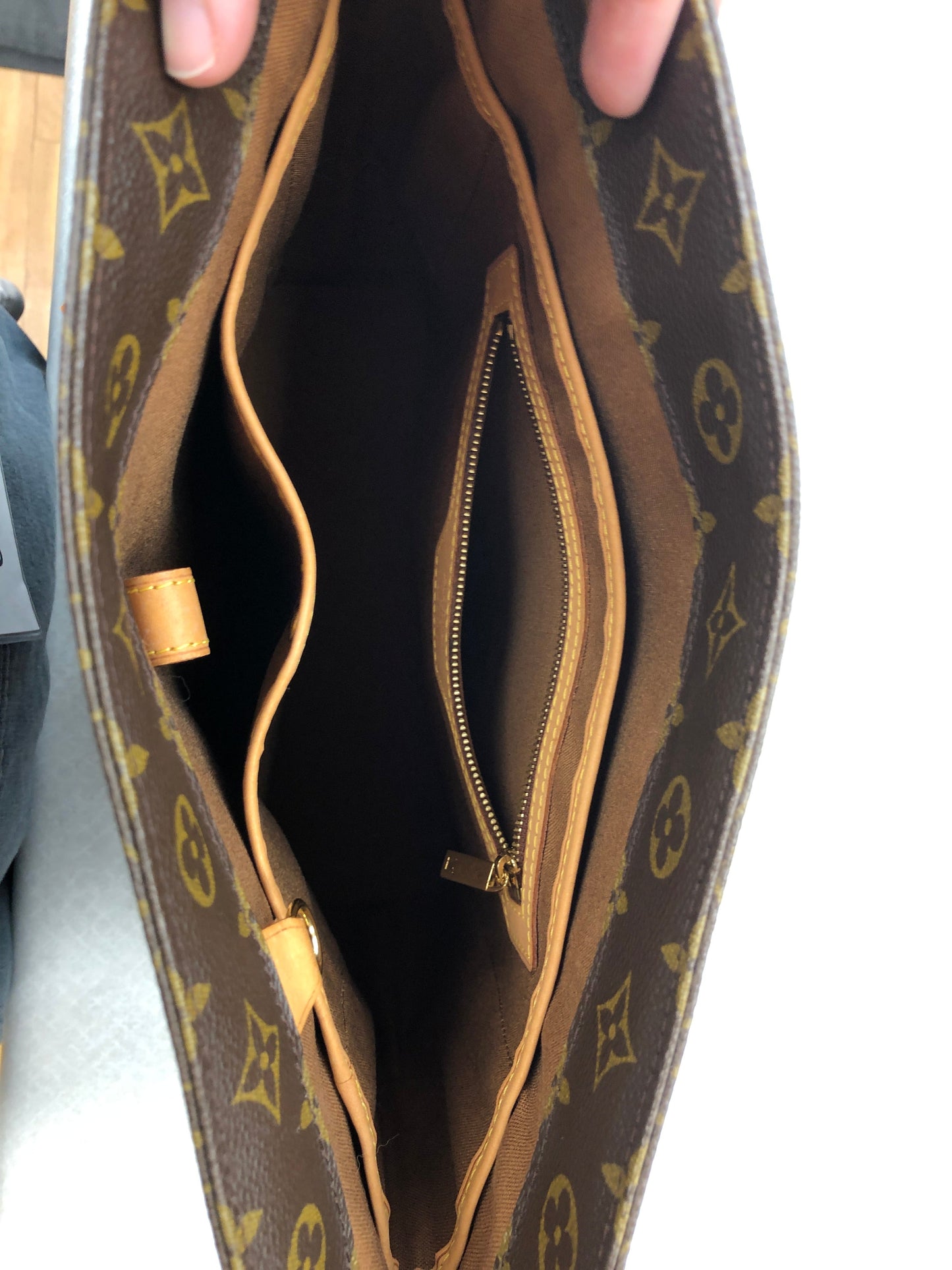 Handbag Luxury Designer By Louis Vuitton Size: Large