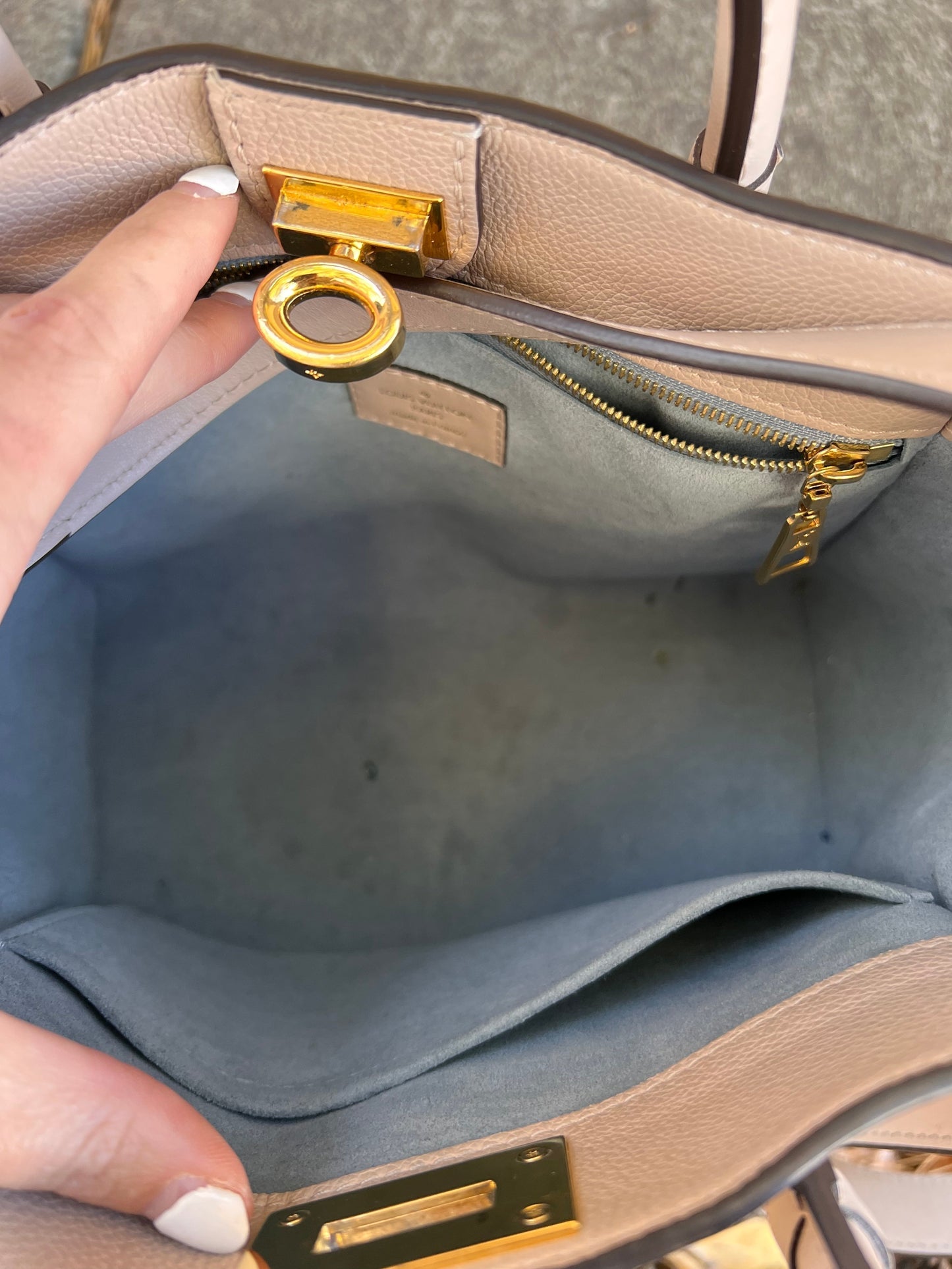 Handbag Luxury Designer By Louis Vuitton Size: Medium