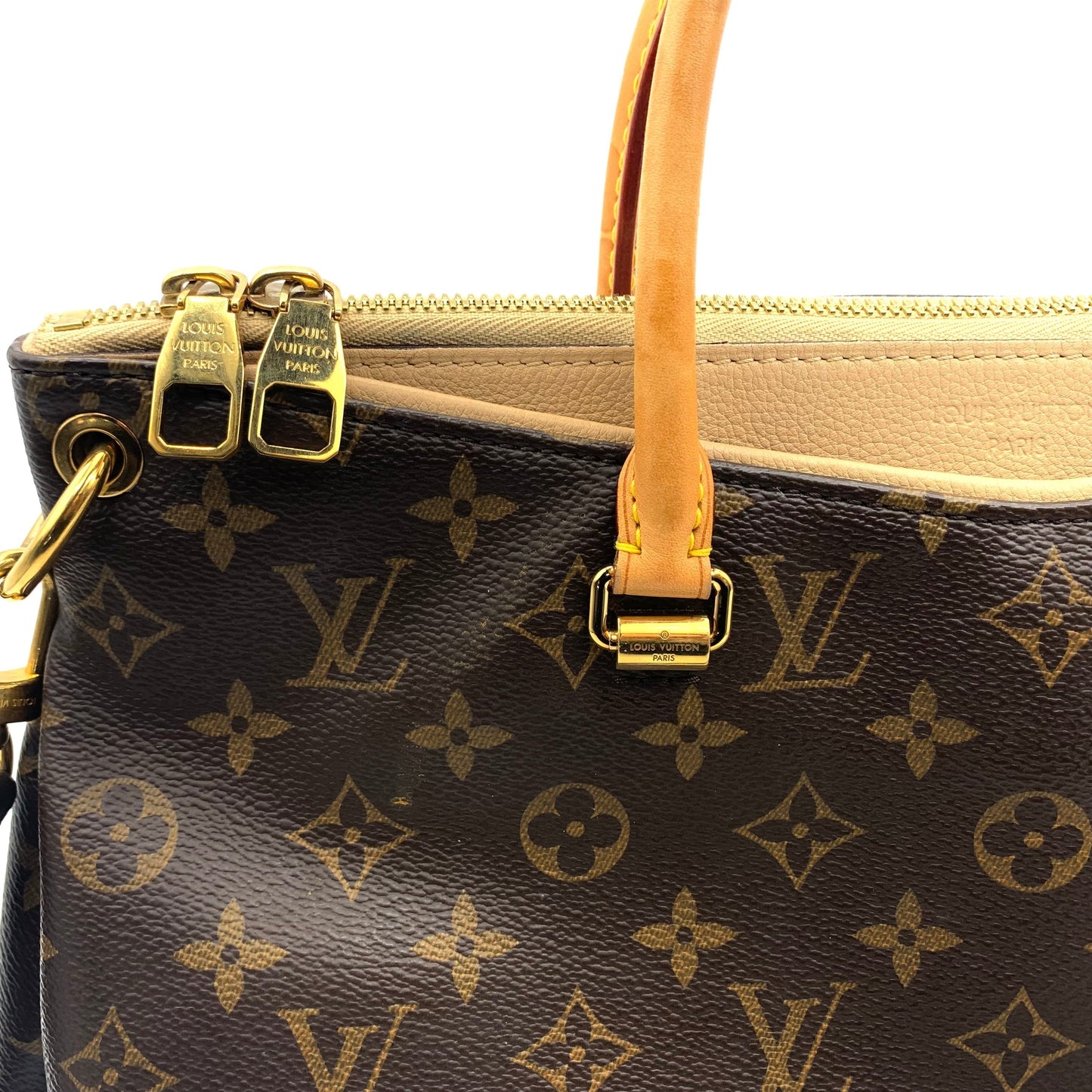 Handbag Luxury Designer By Louis Vuitton Size: Medium