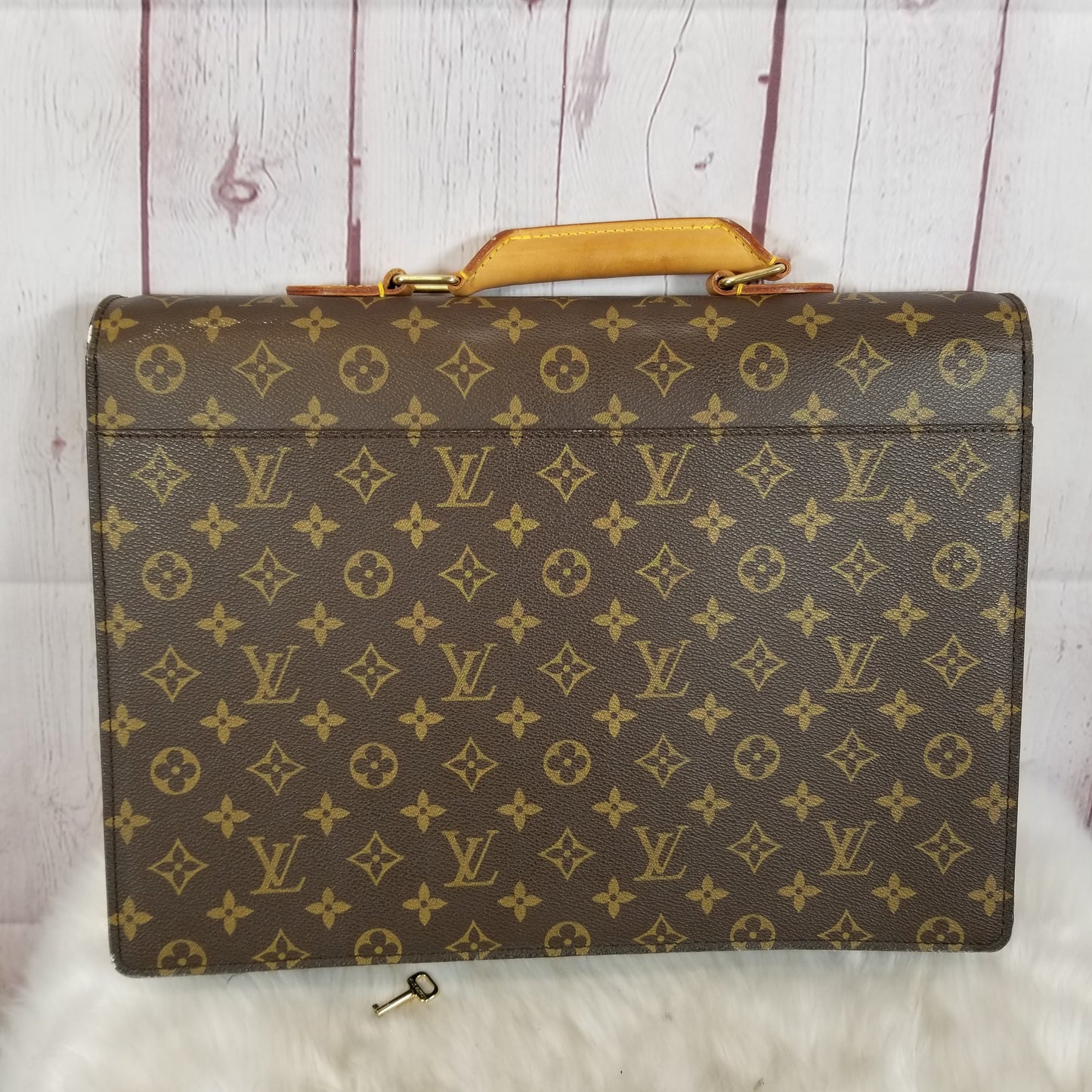Handbag Designer By Louis Vuitton Size: Medium