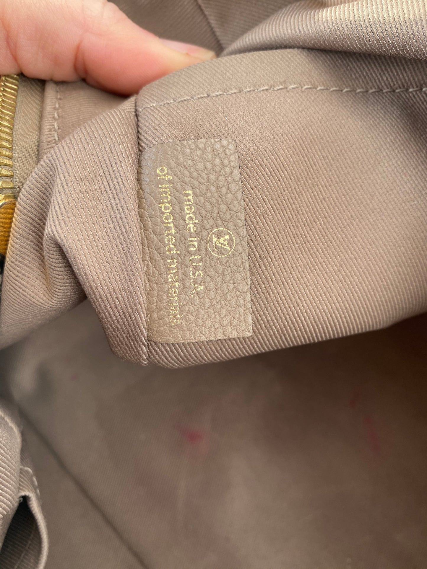 Handbag Designer By Louis Vuitton Size: Large