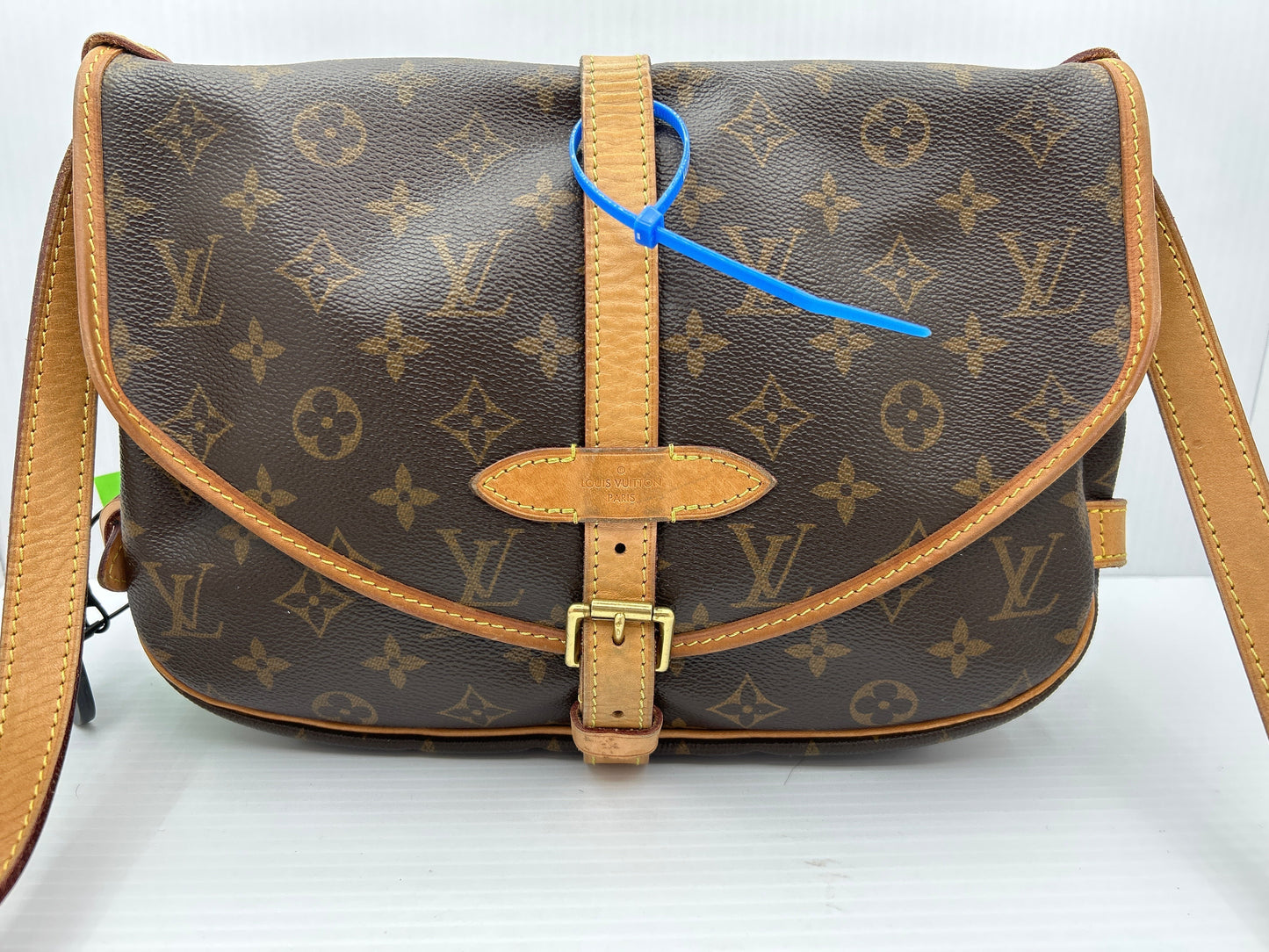 Handbag Luxury Designer By Louis Vuitton Size: Medium