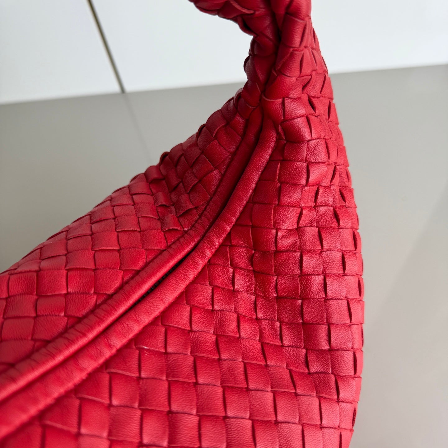 Bottega Veneta Veneta Hobo Small Red 40cm Lambskin Leather