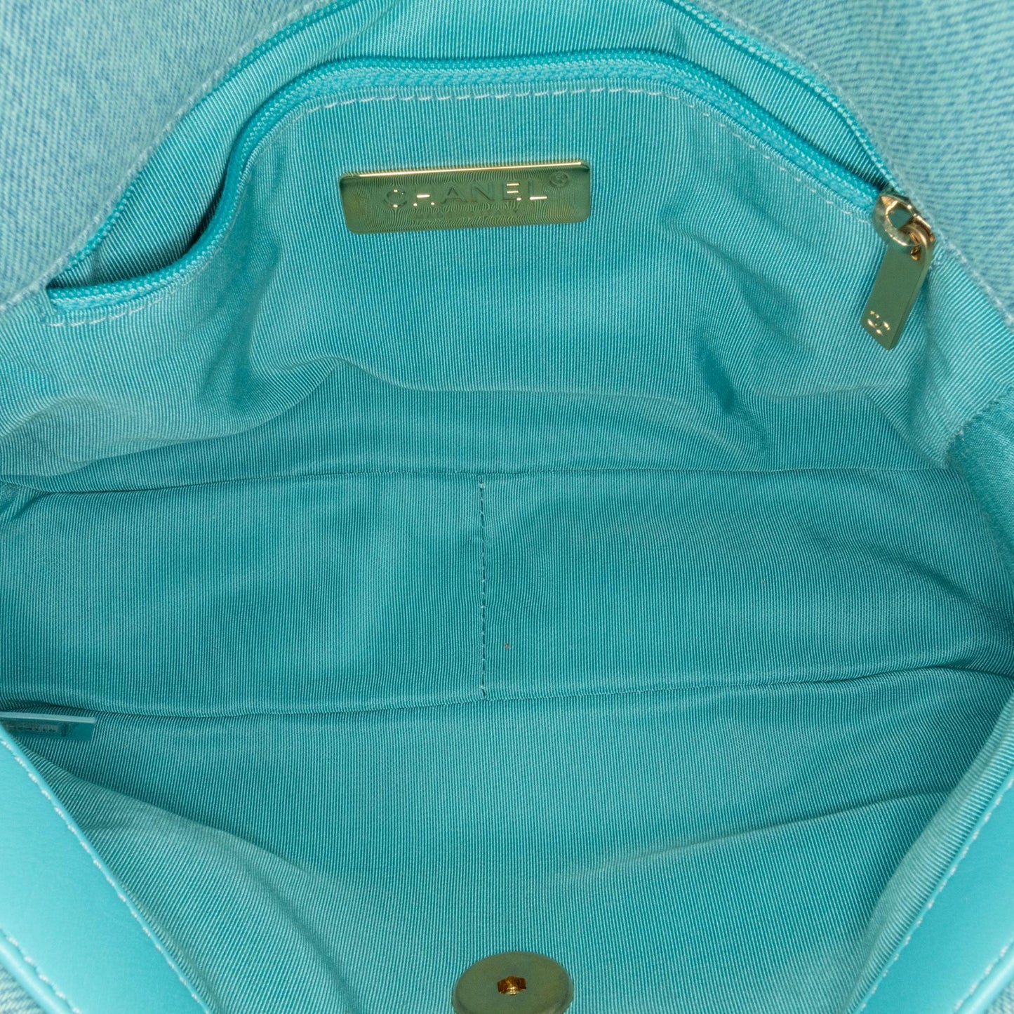 Chanel Medium 19 Flap Bag (SHG-eoEooV)