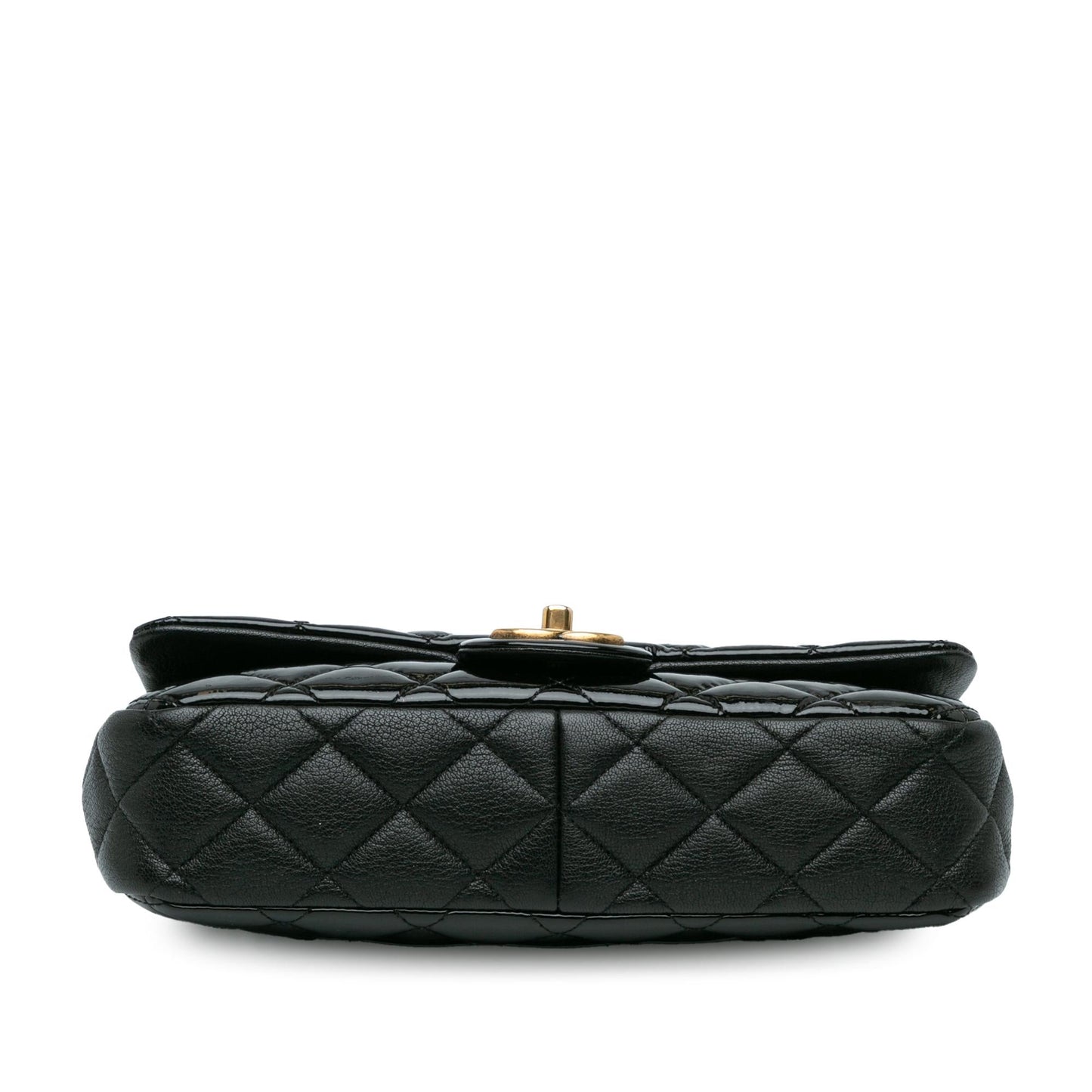 Chanel Medium Patent Goatskin CC Eyelet Flap (SHG-Xldzli) Crossbody