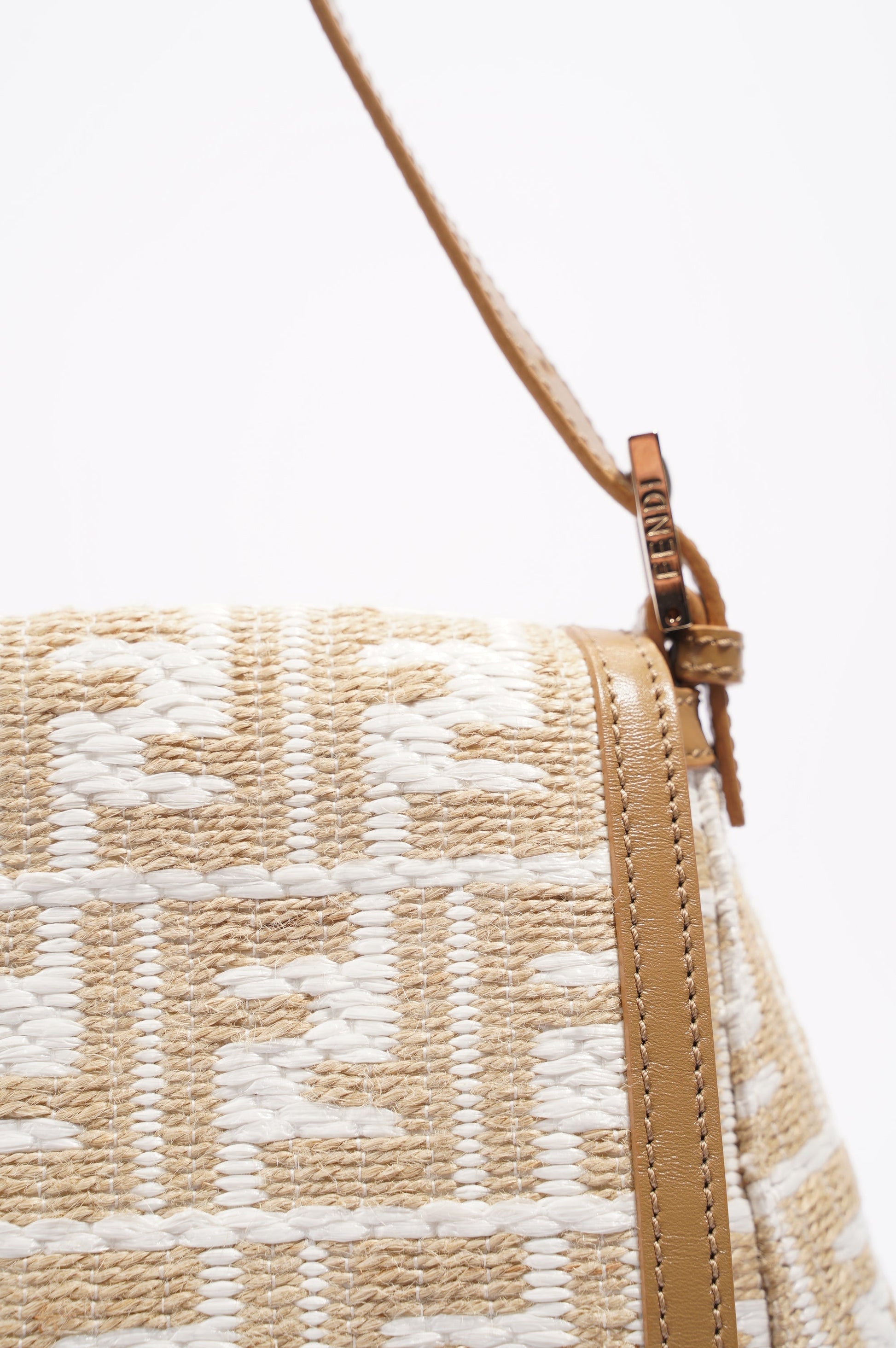 Fendi Womens Baguette Handbag Beige / White