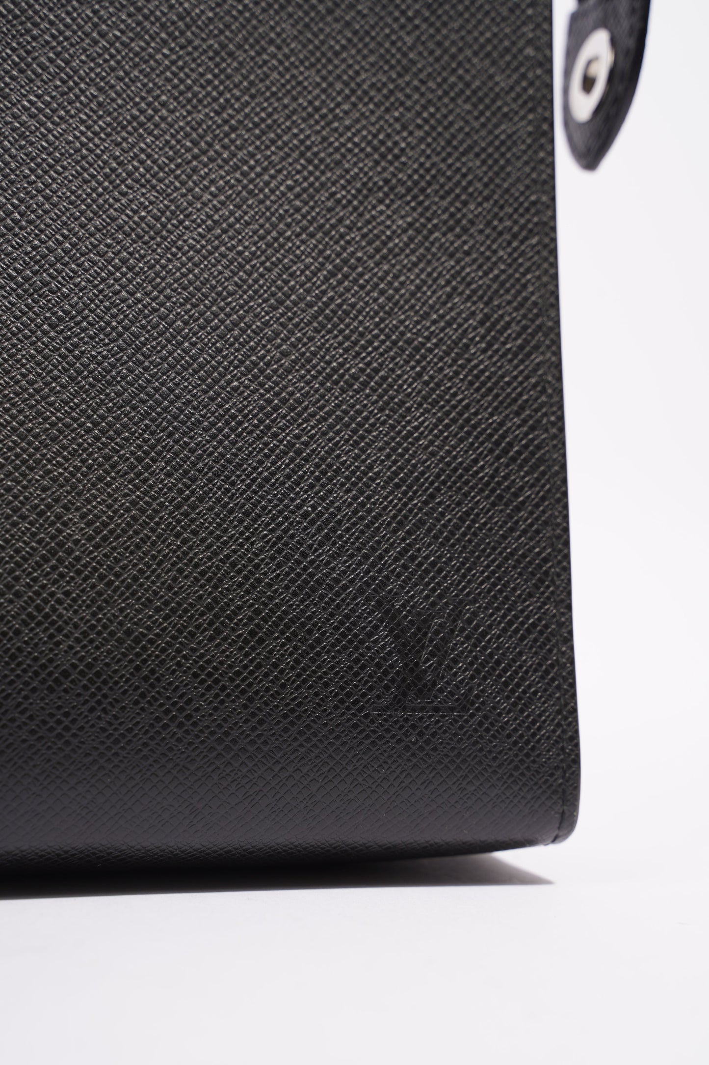 Louis Vuitton Mens Pochette Voyage Black MM Clutch