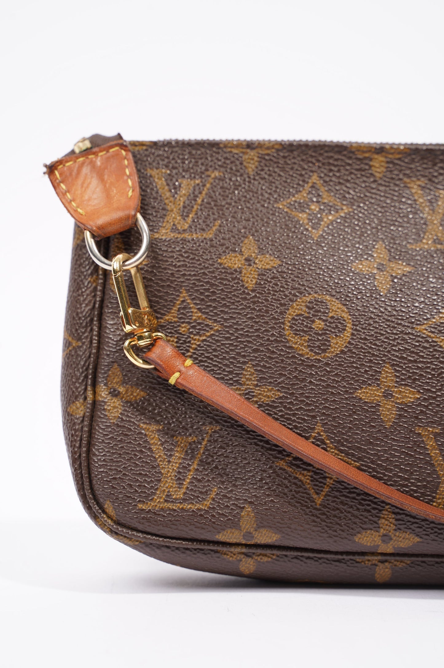 Louis Vuitton Womens Pochette Accessoire Monogram Clutch