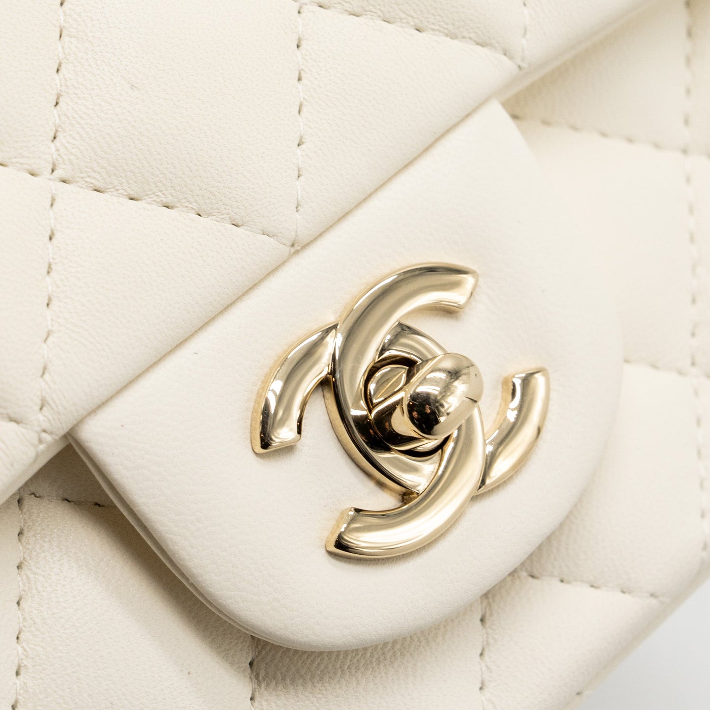 Chanel Mini Rectangular Flap Bag Lambskin White L (microchip)
