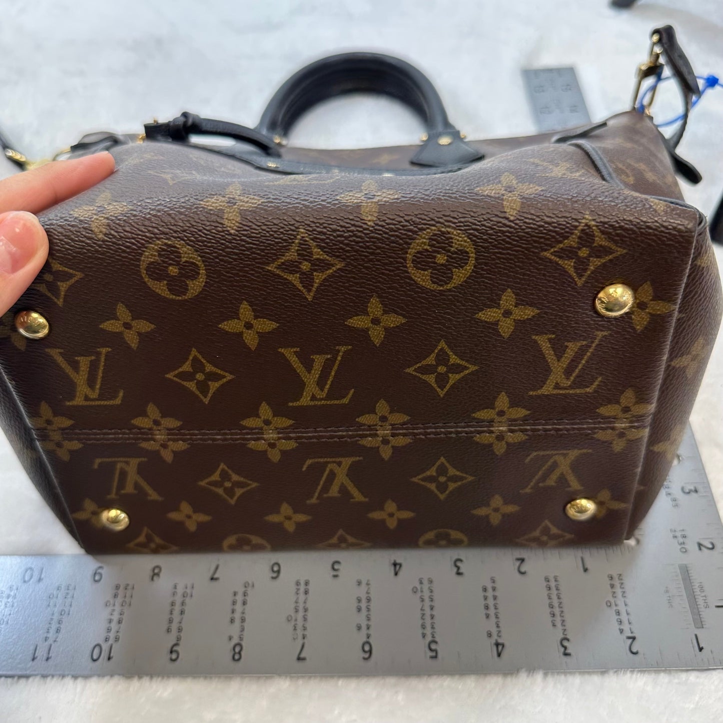 Handbag Designer By Louis Vuitton Size: Large