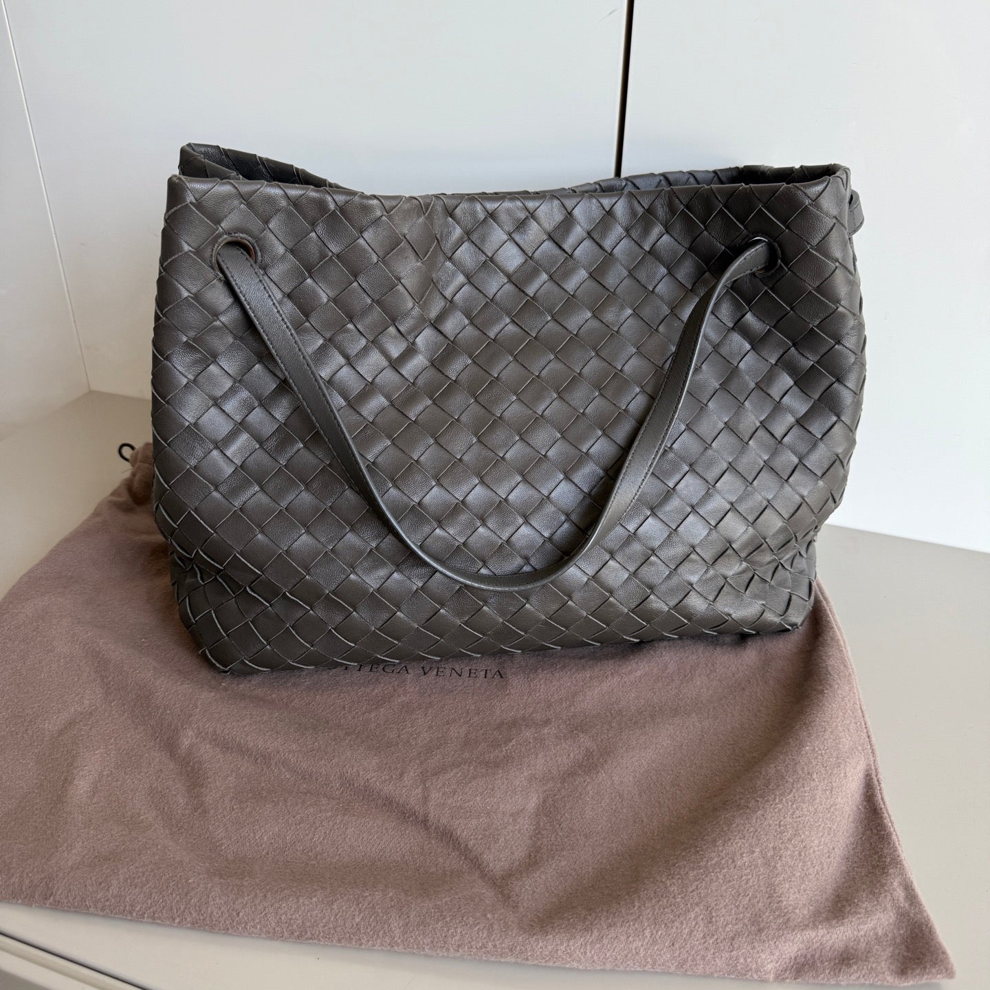 Bottega Veneta NEW Garda Tote Leather Interior Intrecciato Chocolate Brown Medium 24cm