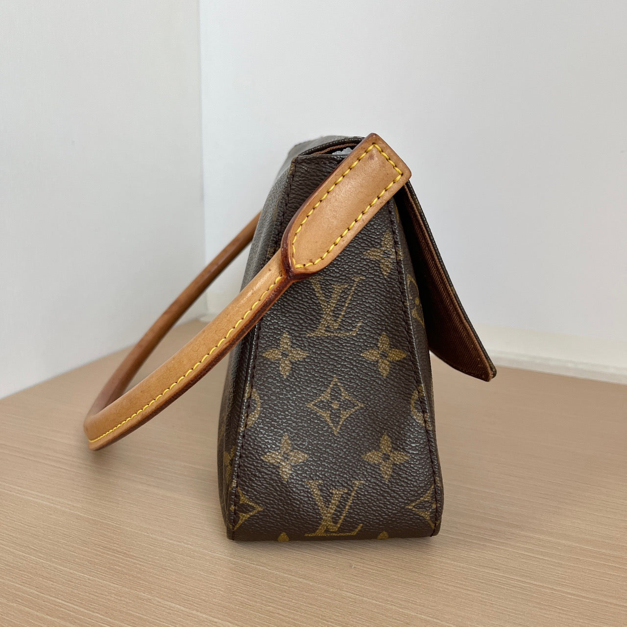 LOUIS VUITTON<br>Shoulder Bag