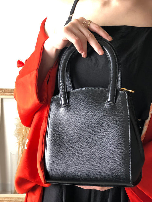 CELINE Logo Embossed Handbag Black b6gjb2