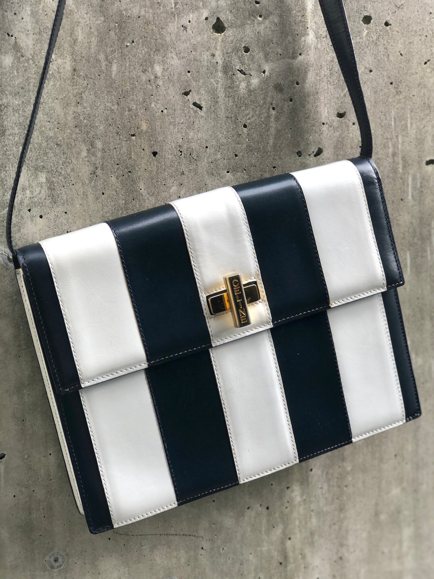 CELINE Cadena Turn lock Leather Crossbody Shoulder Bag Navy White Old CELINE vw6sjn