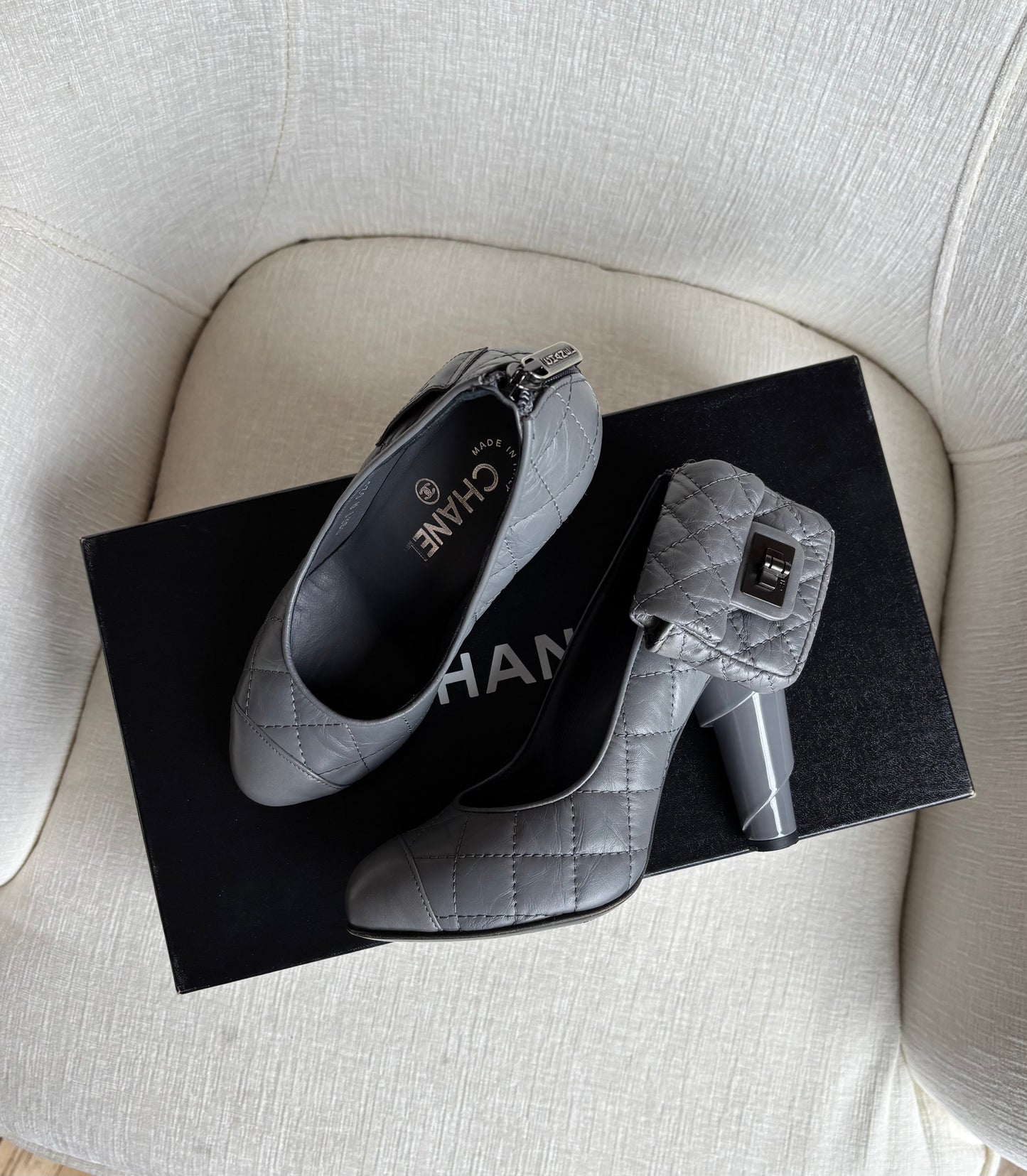 Chanel 'Reissue Pouch' Pumps - Women's 34 Clutch