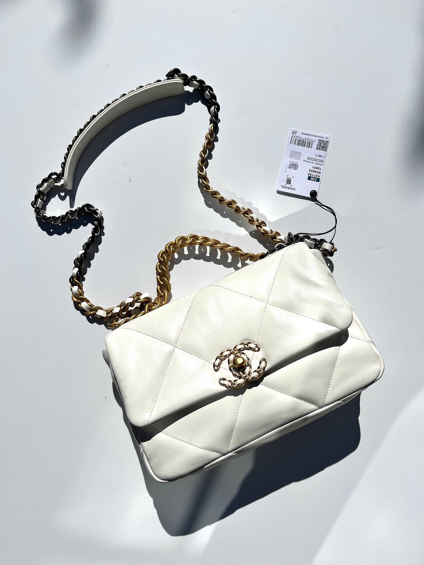 New CHANEL 19 2022 White Flap Bag