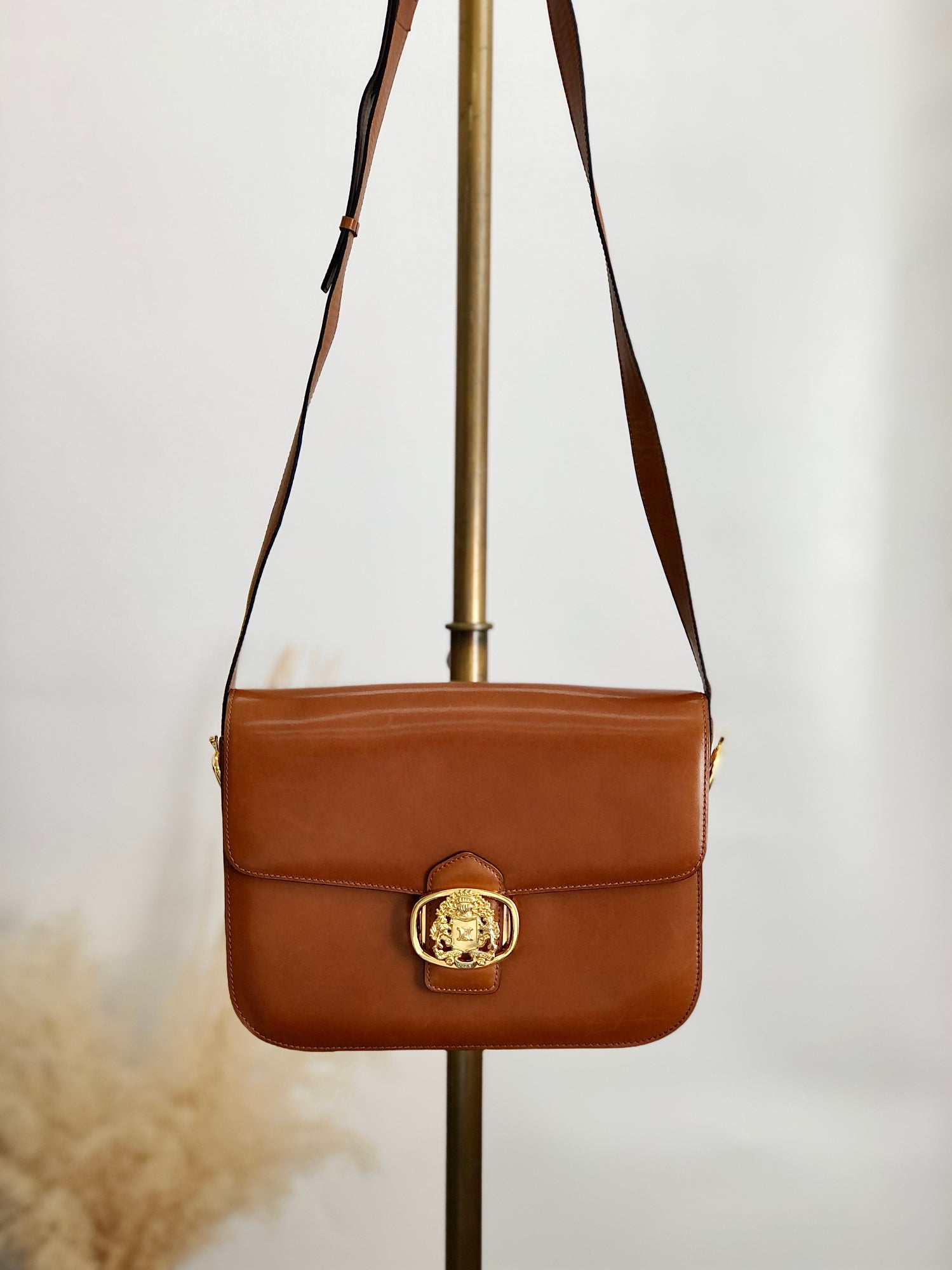 CELINE Emblem Motif Shoulder bag Camel 4zs7bs