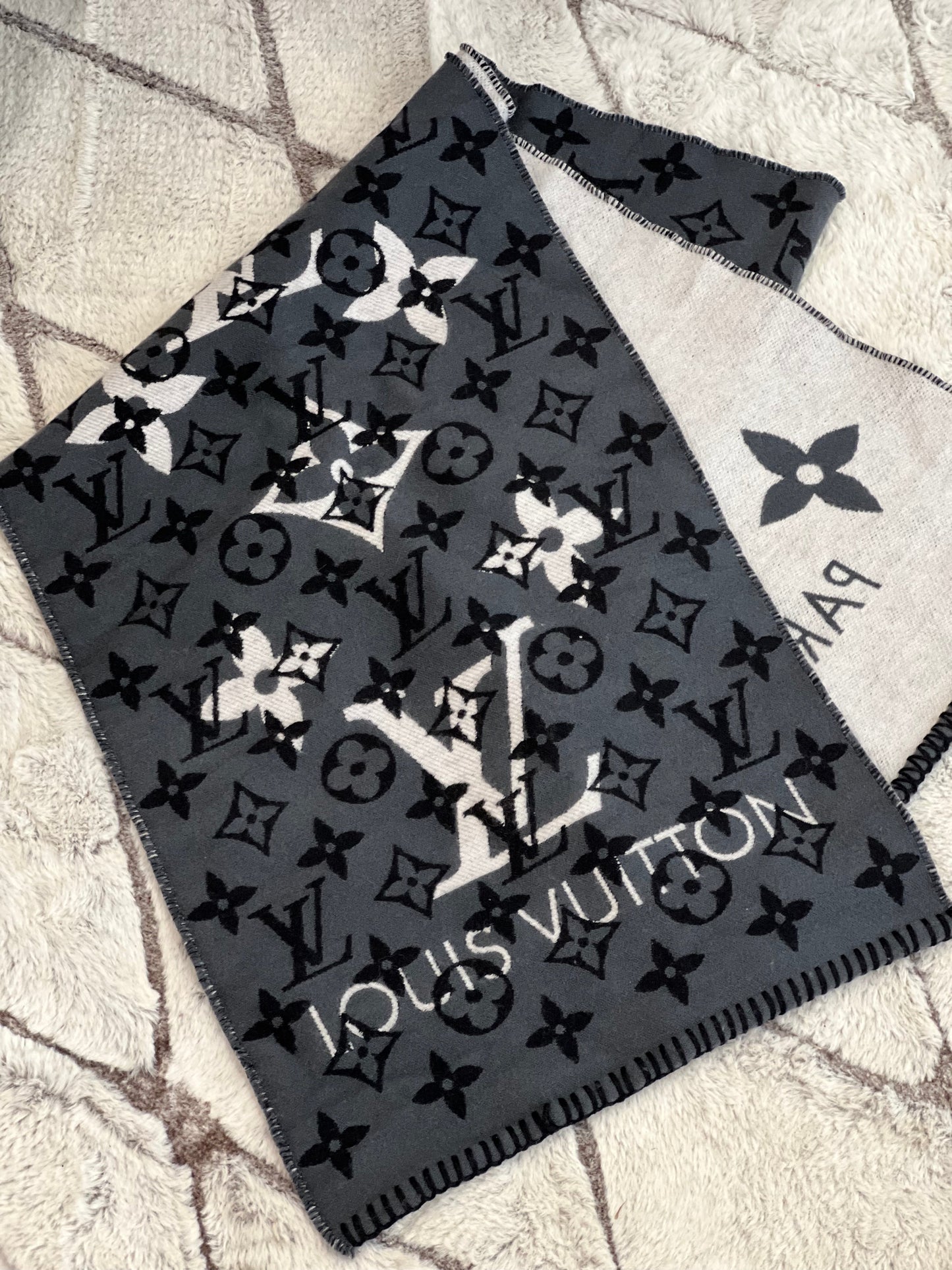 LOUIS VUITTON GIANT MONOGRAM SCARF