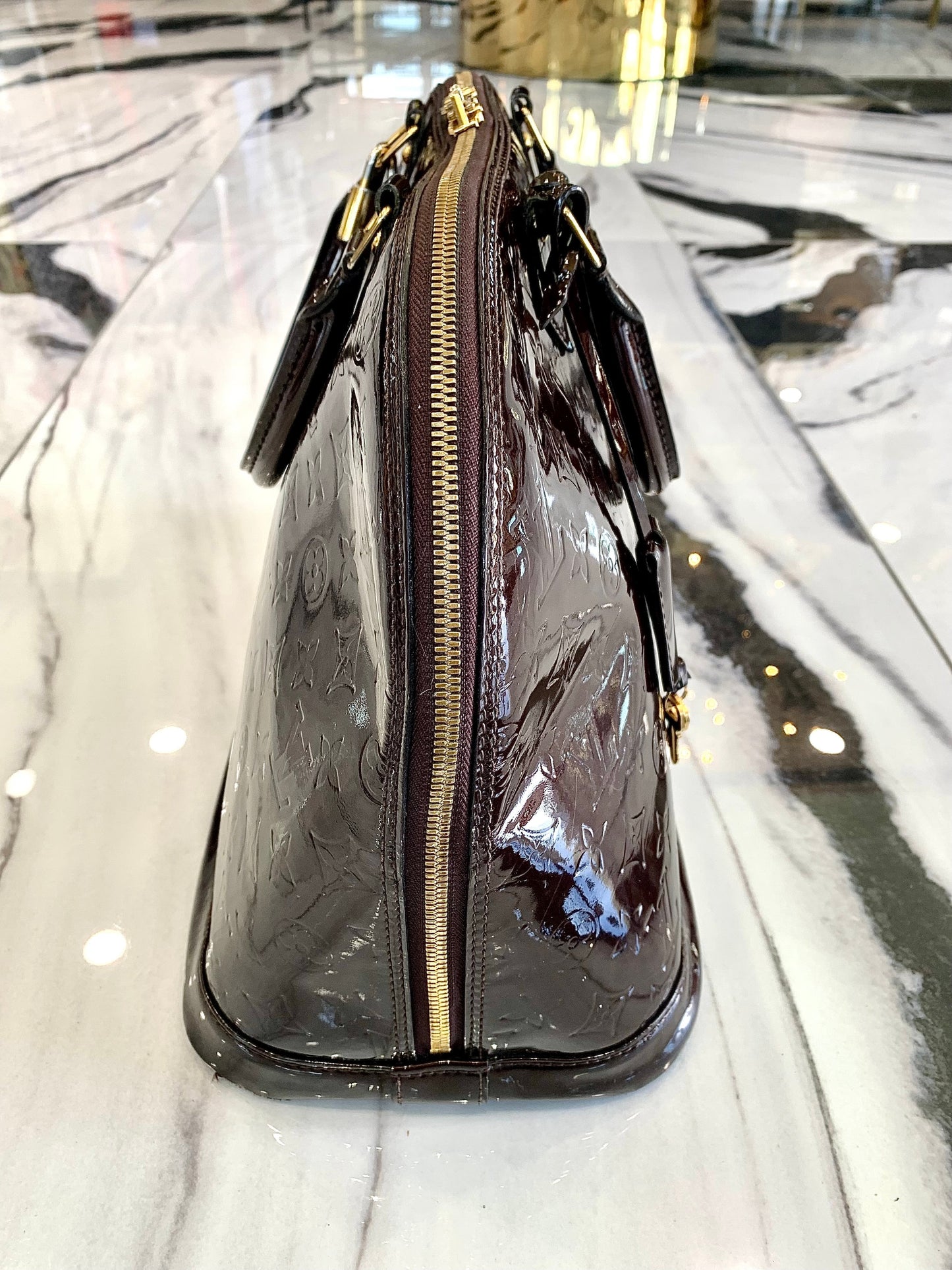 LOUIS VUITTON VERNIS ALMA GM AMARANTE Handbag