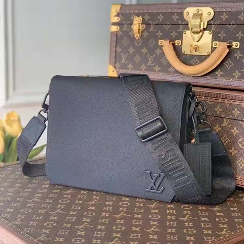 Louis Vuitton LV Aerogram Messenger Black Grained Calf Cowhide Leather Textile Lining Handbag