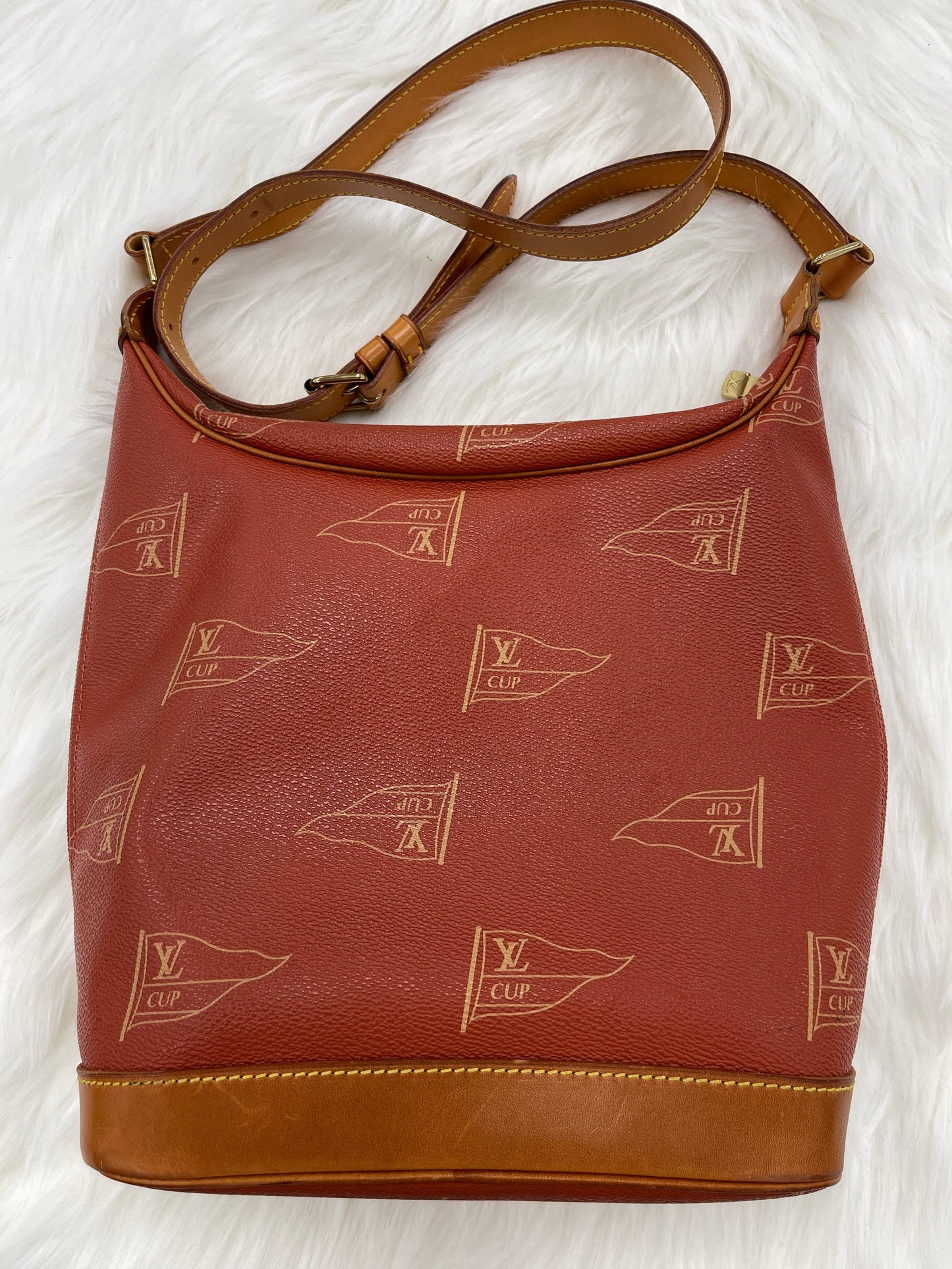 Handbag Designer By Louis Vuitton Size: Medium