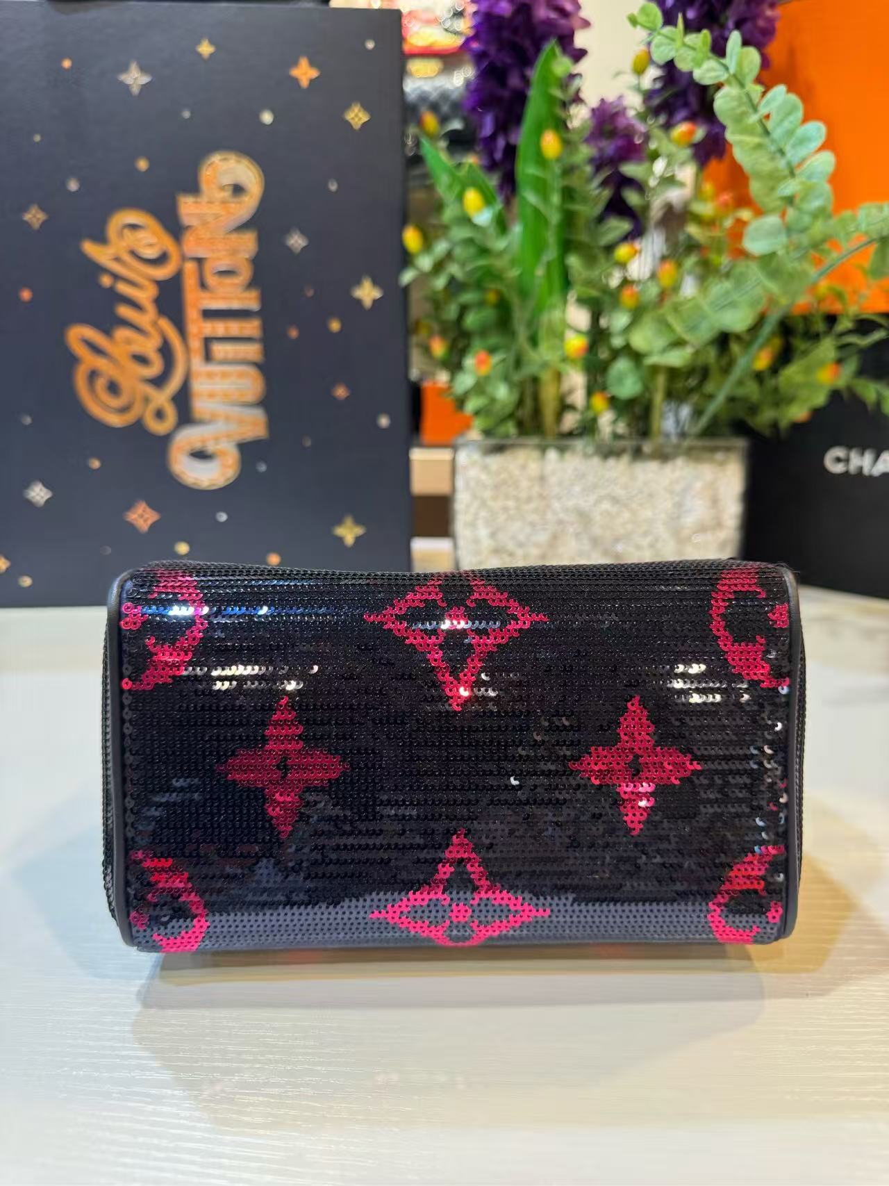 LOUIS VUITTON<br> Bandouliere 18