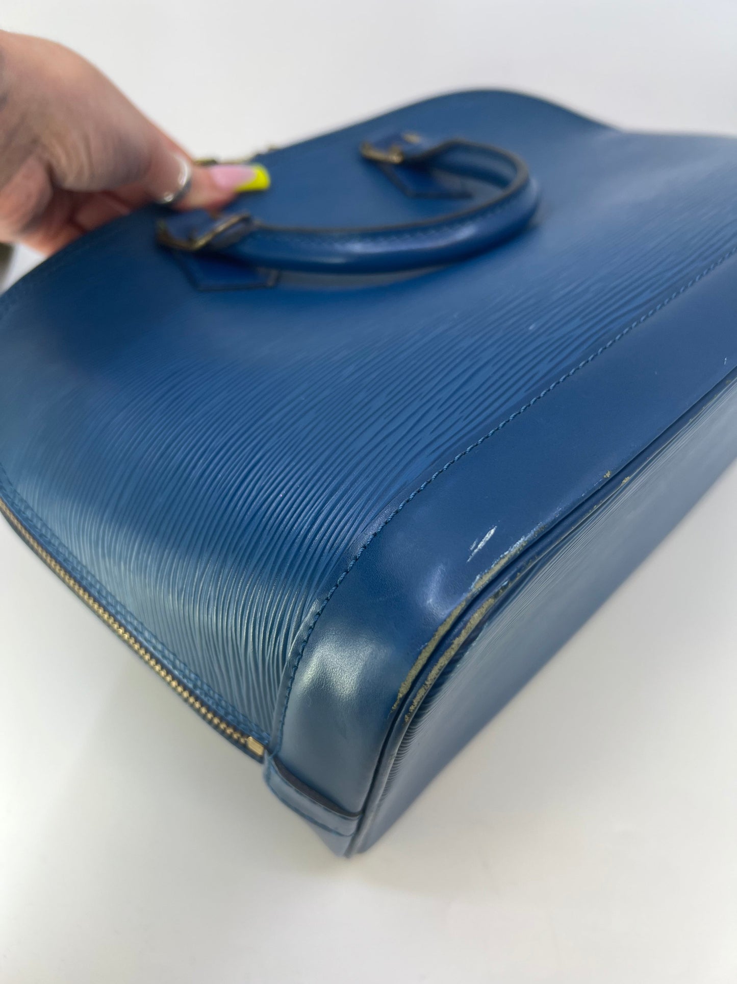 Handbag Designer By Louis Vuitton Size: Medium